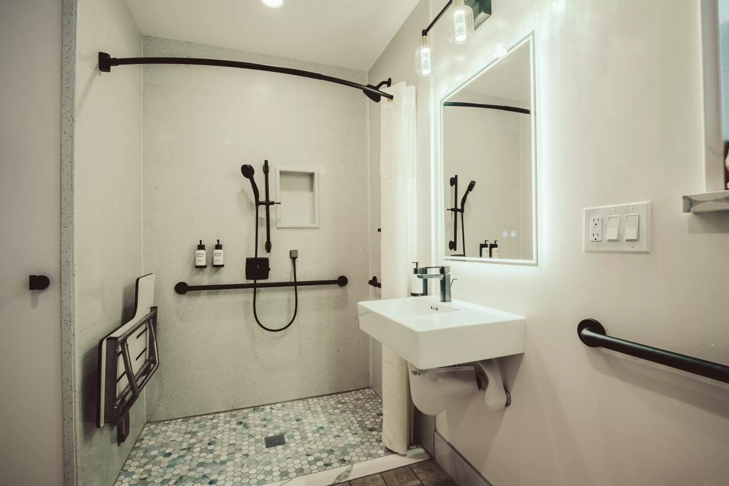 Shower, Bathroom in Blufftop Inn & Suites - Wharf/Restaurant District
