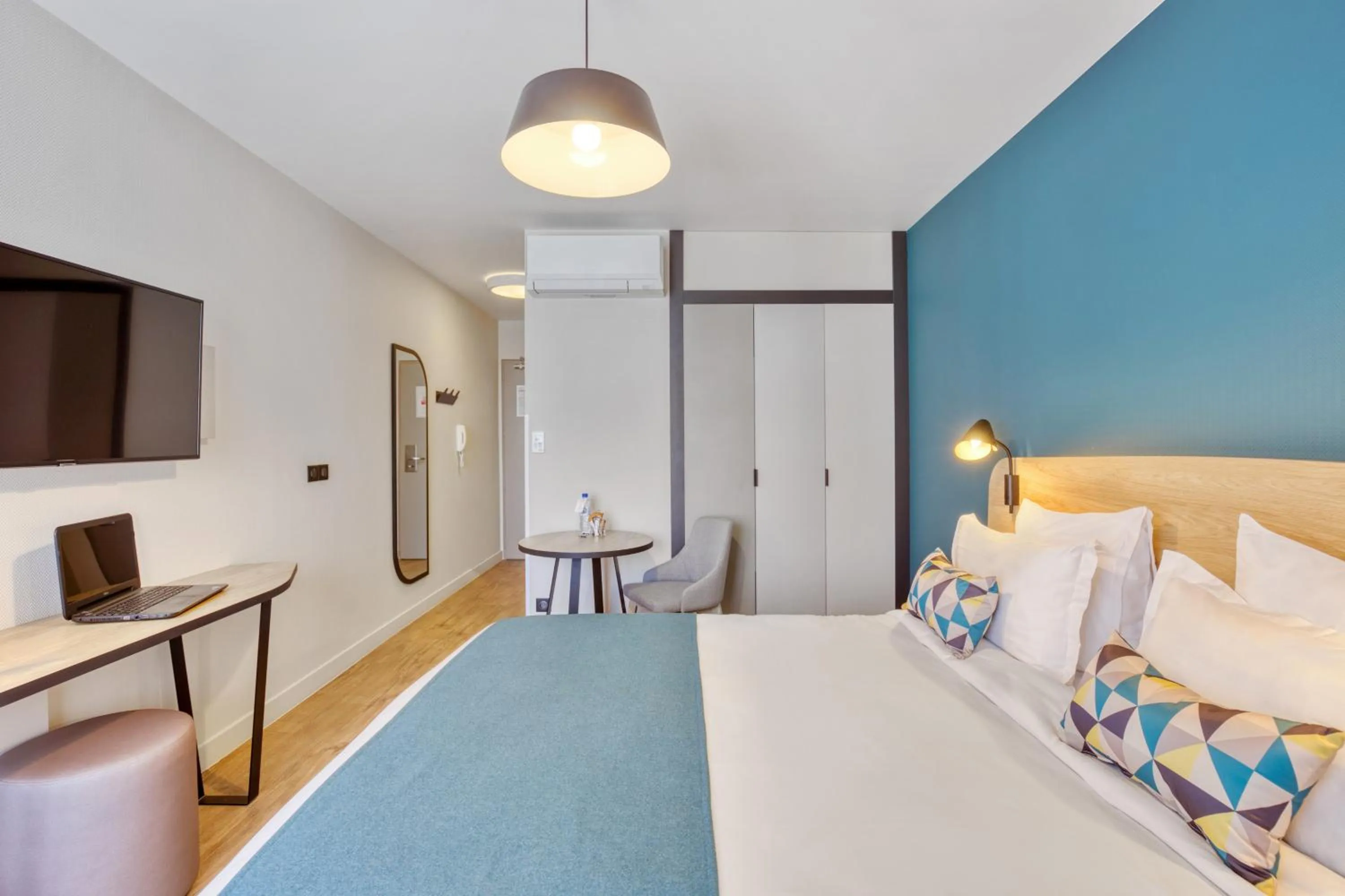 Bed in Appart'City Confort Paris Clichy - Mairie