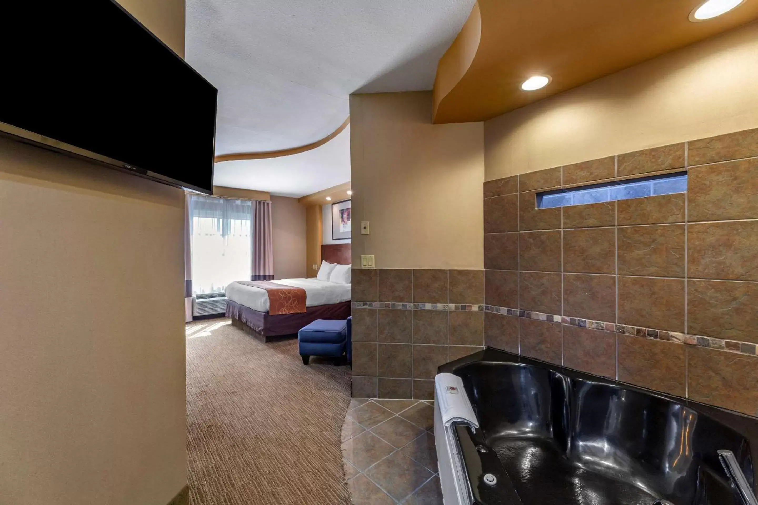 Bedroom, Kitchen/Kitchenette in Comfort Suites Perrysburg