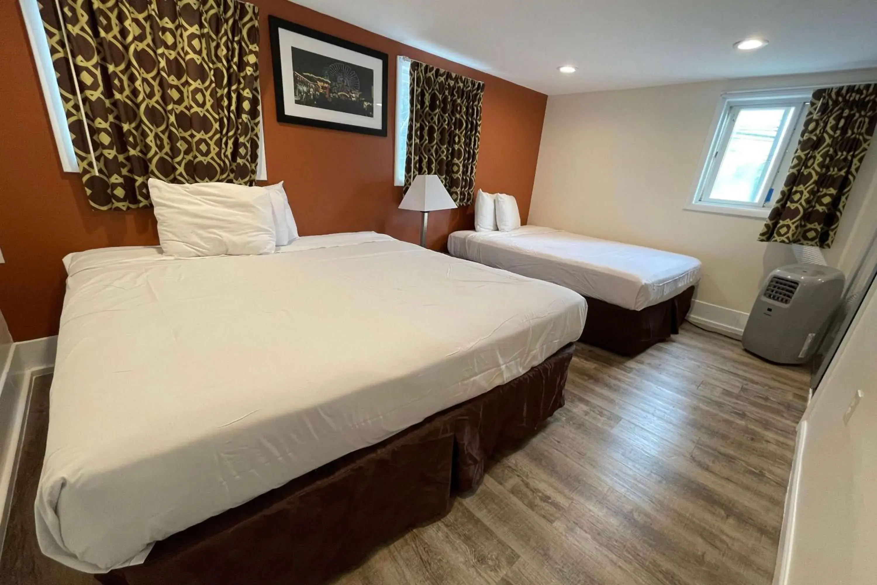 Photo of the whole room, Bed in Wildwood Inn, a Travelodge by Wyndham