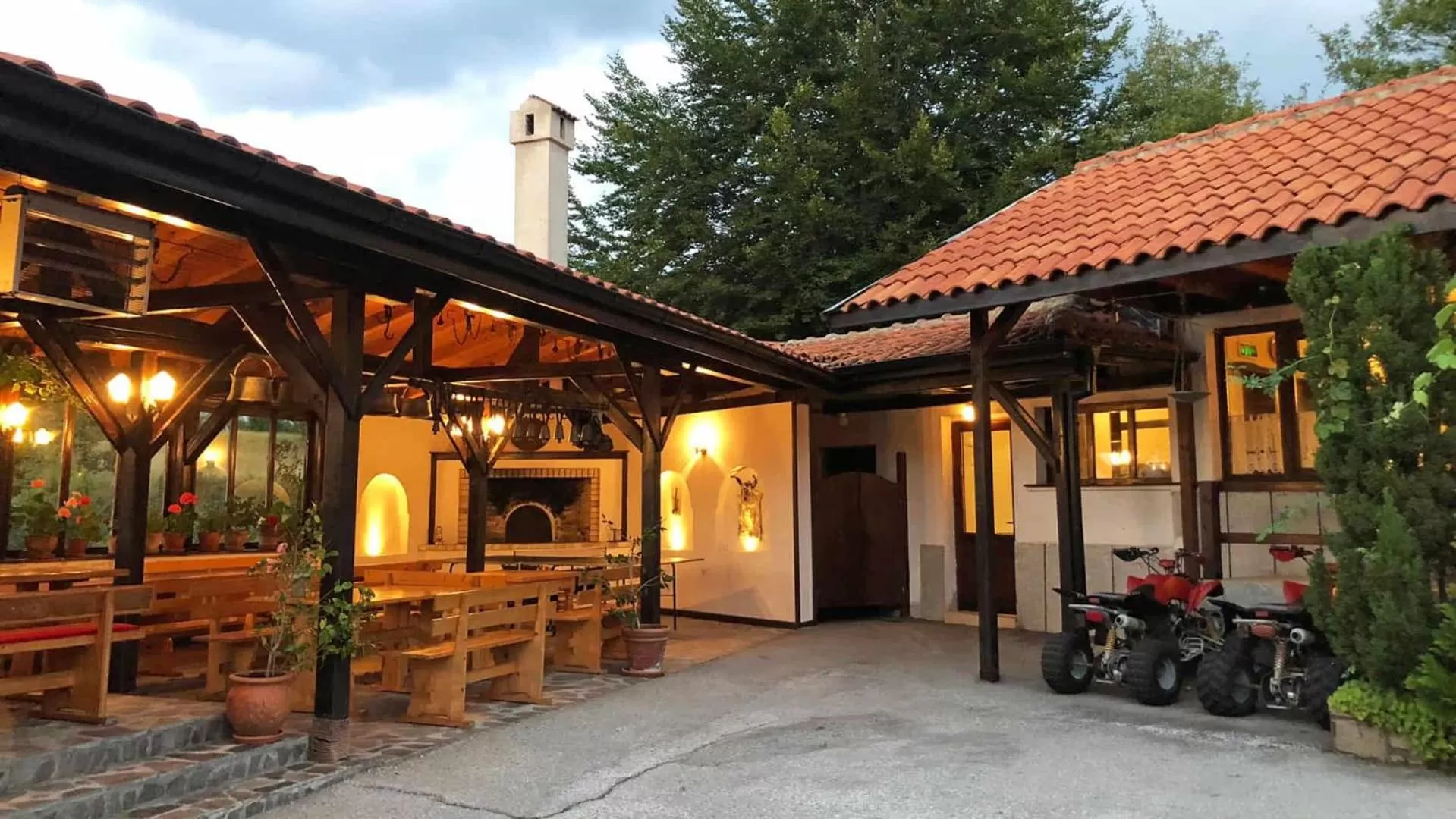 Restaurant/places to eat in Villa Rai