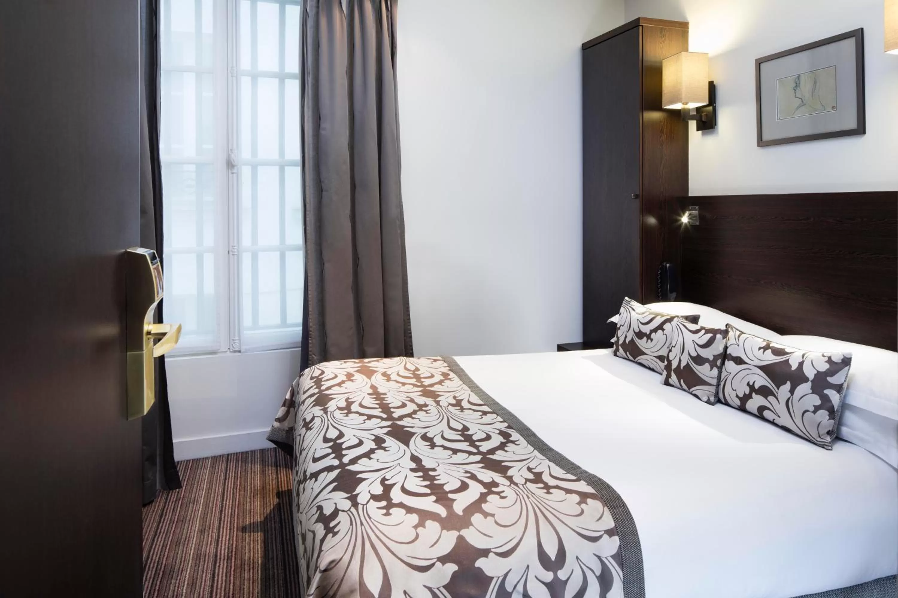 Bedroom, Bed in Hôtel Paris Louvre Opéra