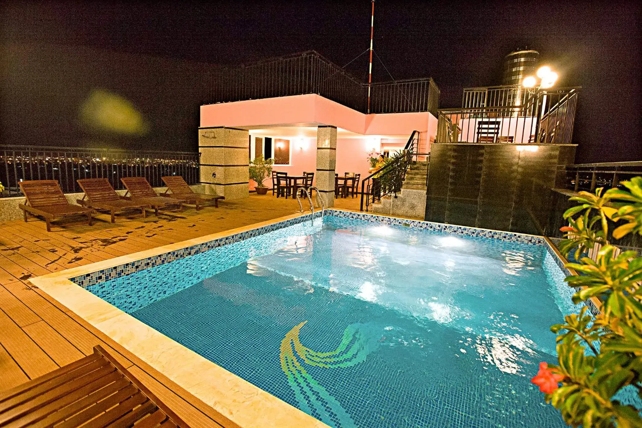 Swimming Pool in Golden Rain 2 Hotel