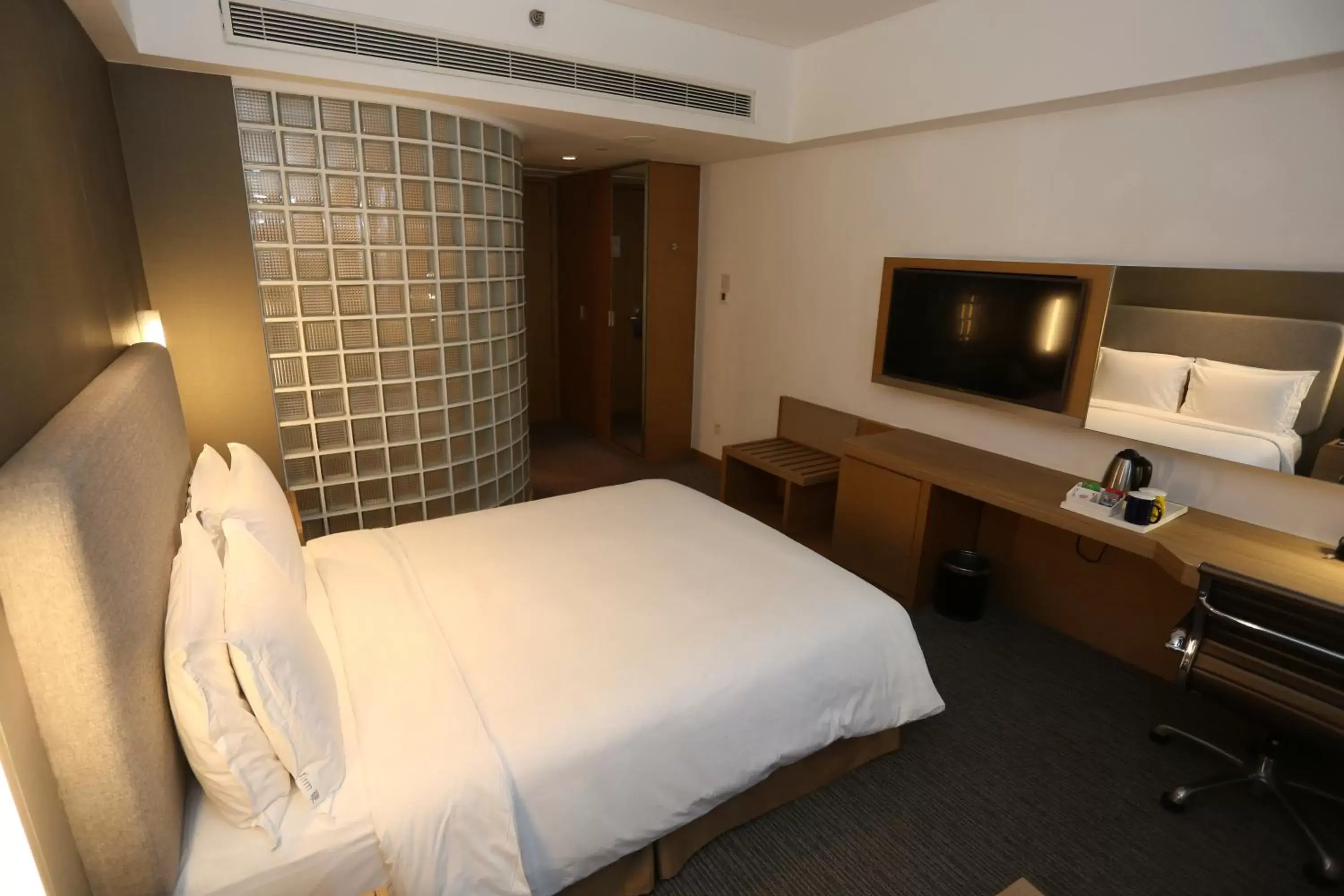 Photo of the whole room, Bed in Holiday Inn Express Shanghai Jinsha, an IHG Hotel