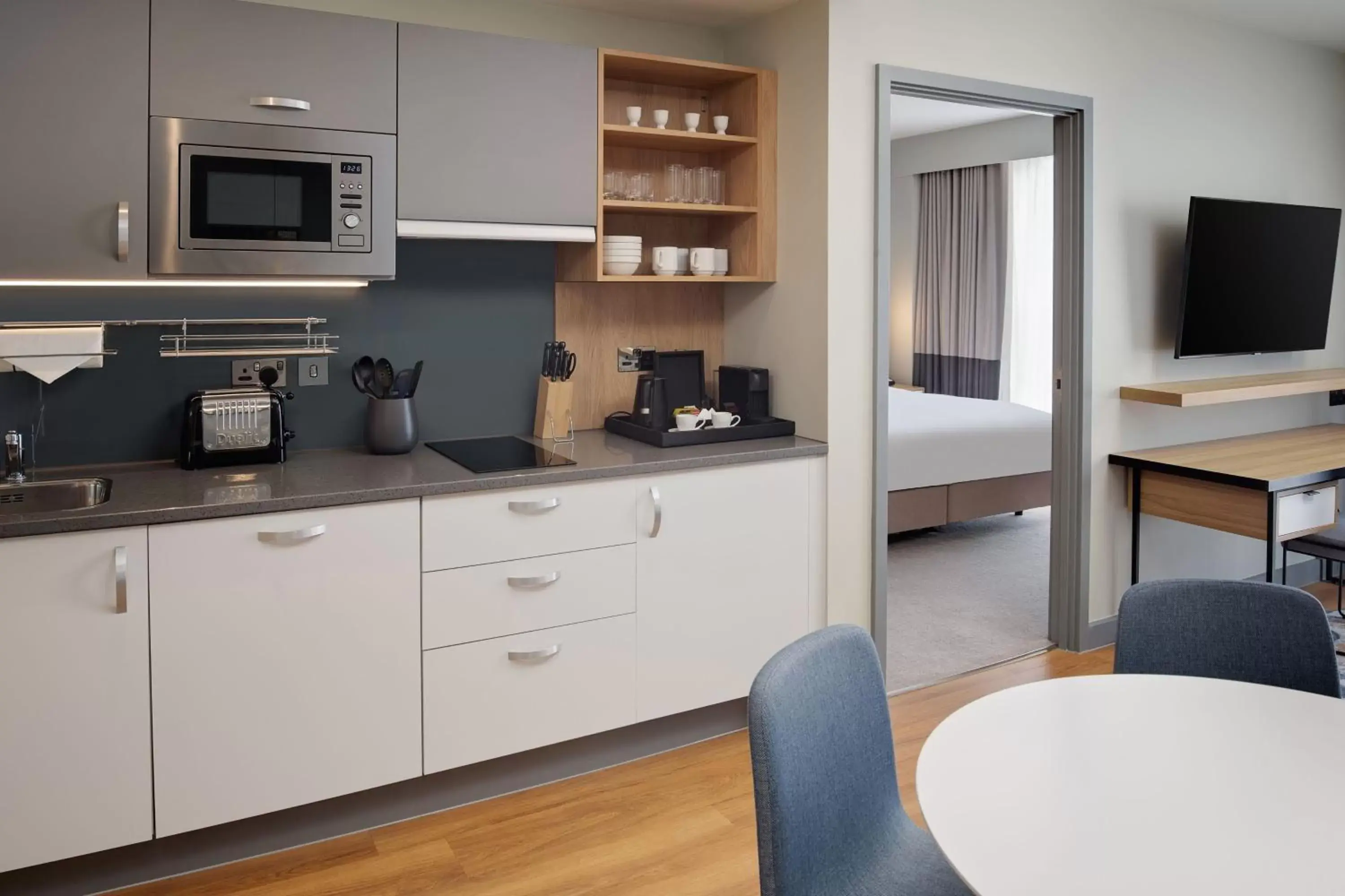 Photo of the whole room, Kitchen/Kitchenette in Residence Inn by Marriott Slough