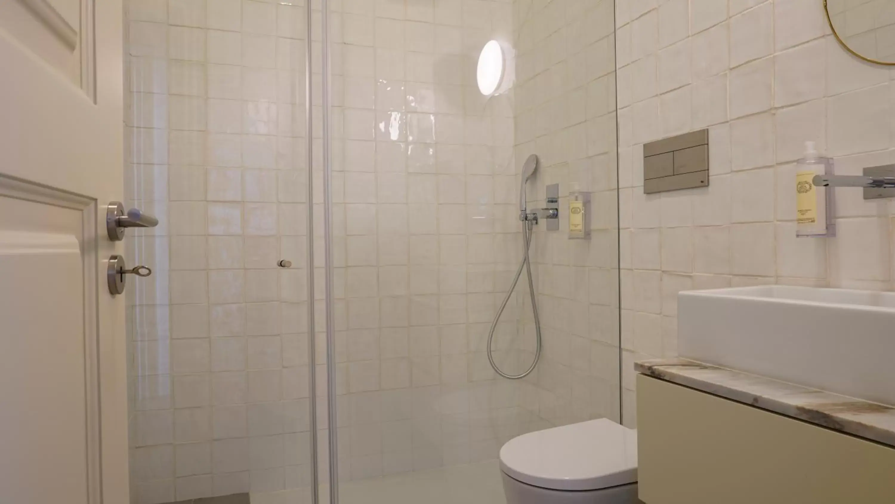 Shower, Bathroom in Aparthotel Oporto Palace
