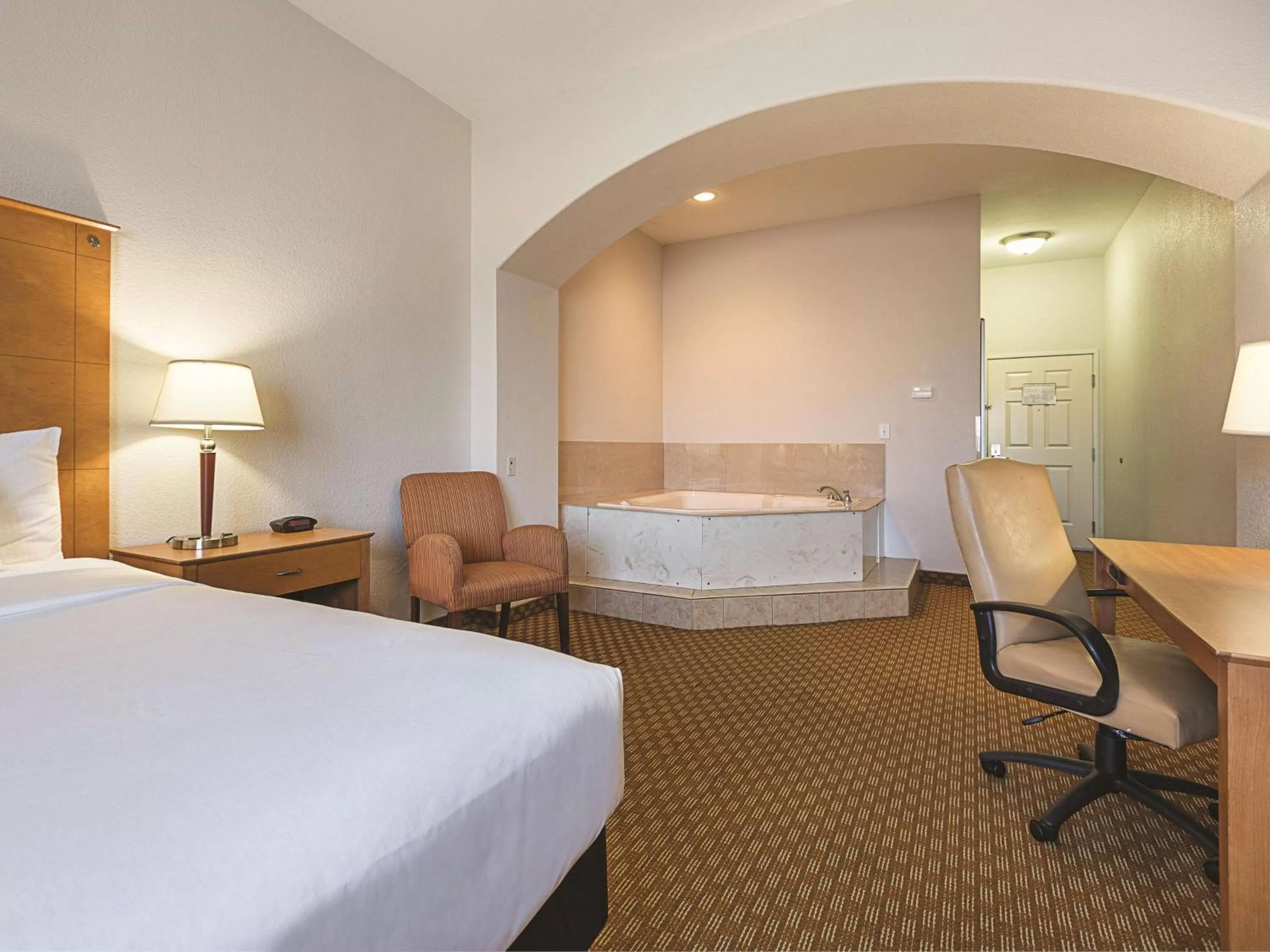 Deluxe King Suite in La Quinta by Wyndham Alvarado