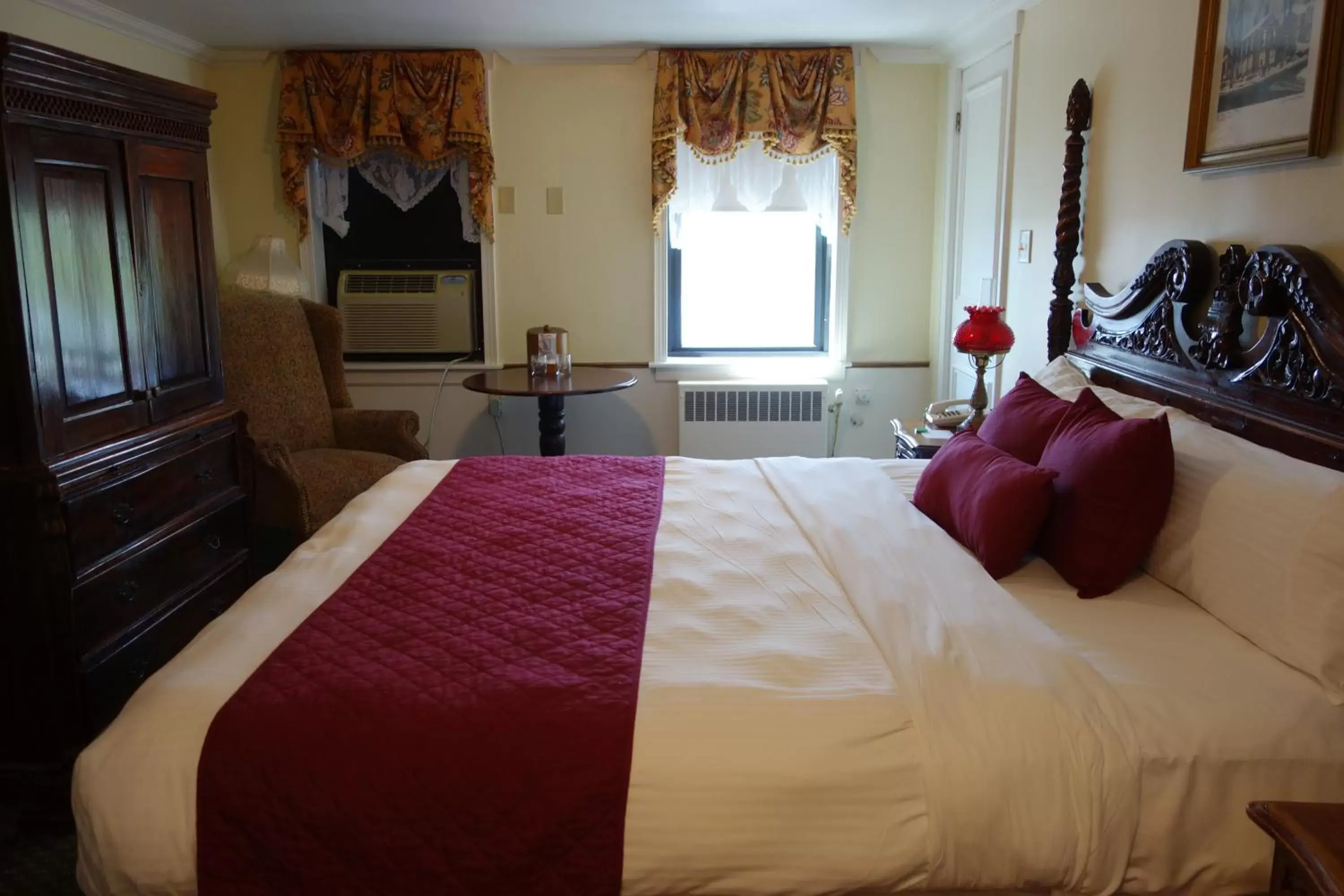 Bedroom, Bed in Lafayette Hotel Marietta