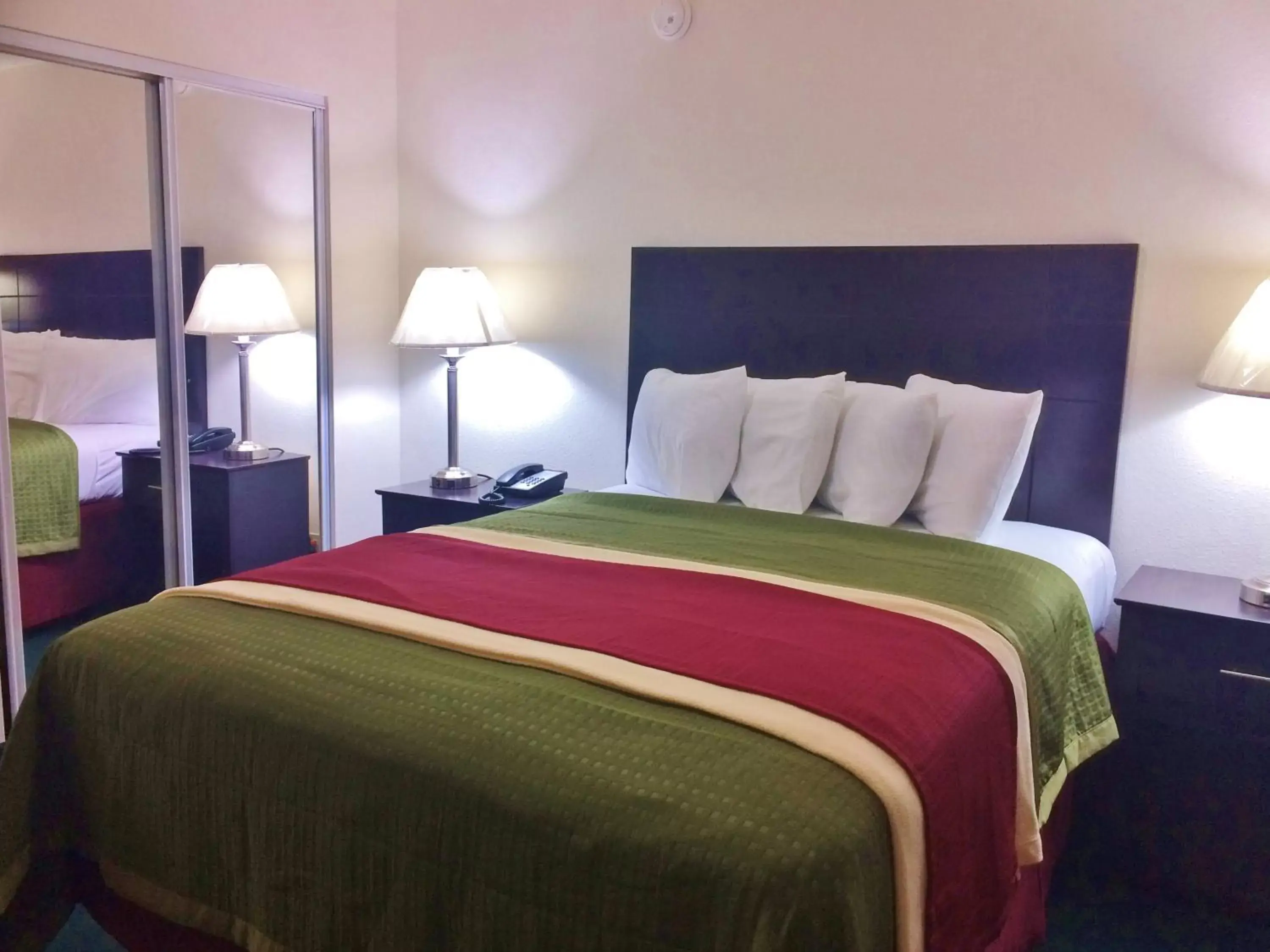 Bed in Travel Inn & Suites Atlanta Texas