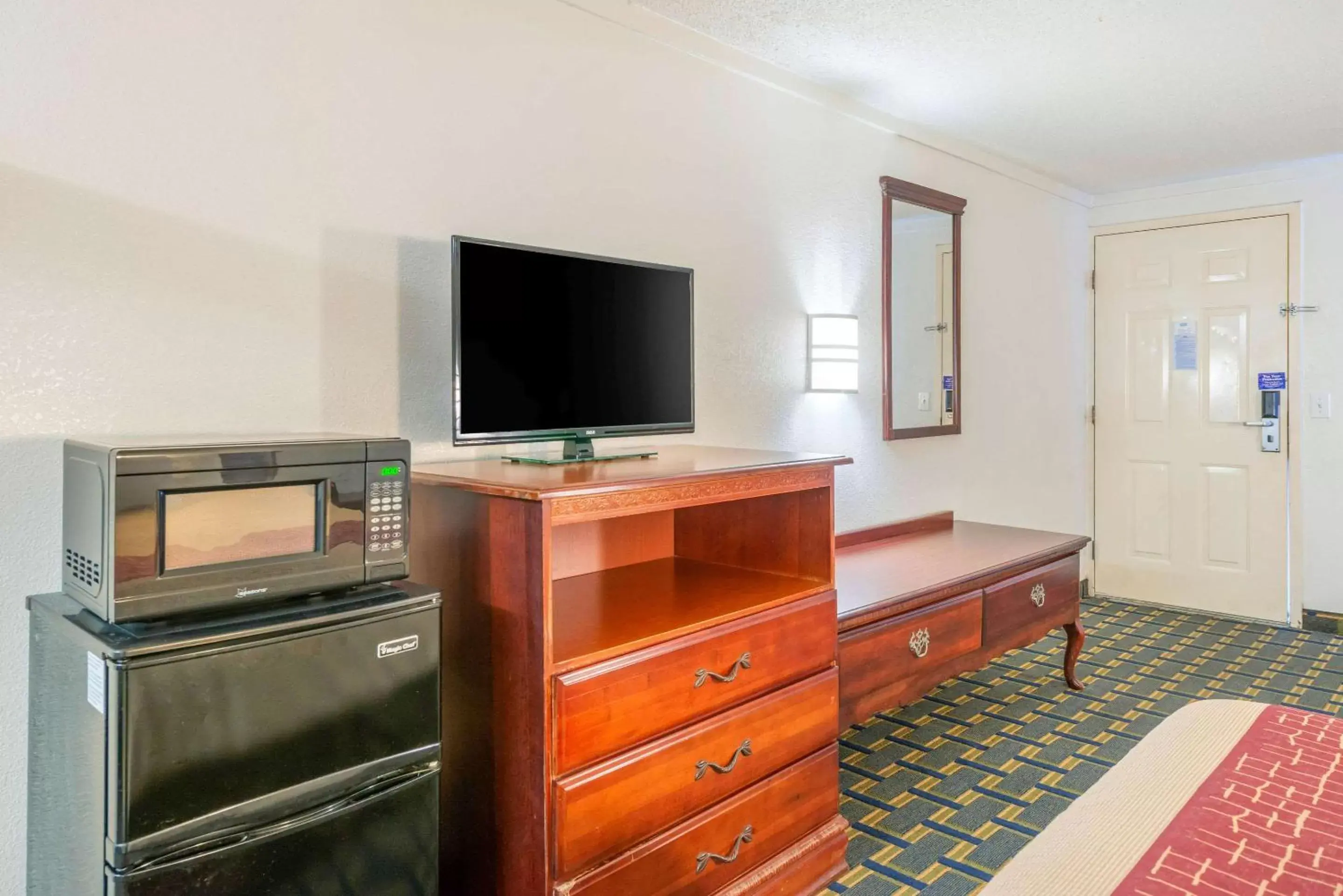 Photo of the whole room, TV/Entertainment Center in Rodeway Inn Hilliard/Columbus