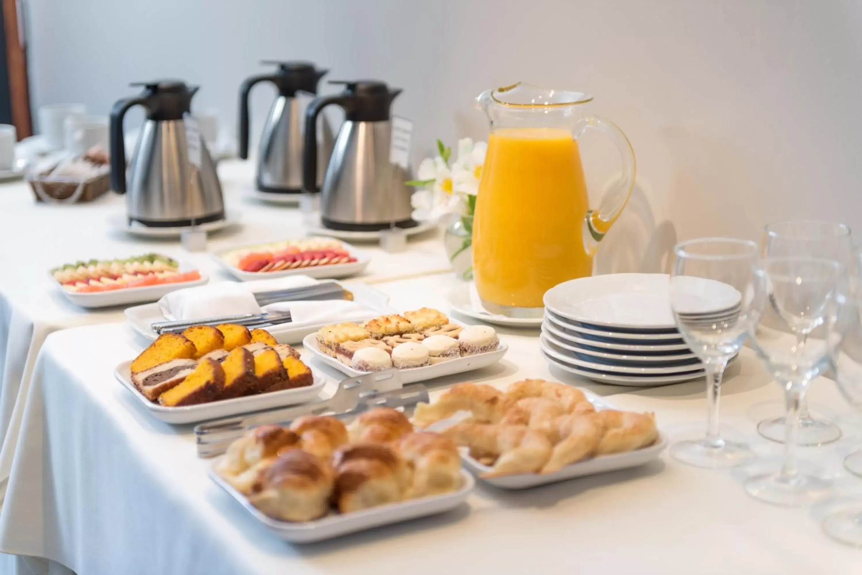 Food and drinks in Loi Suites Recoleta Hotel