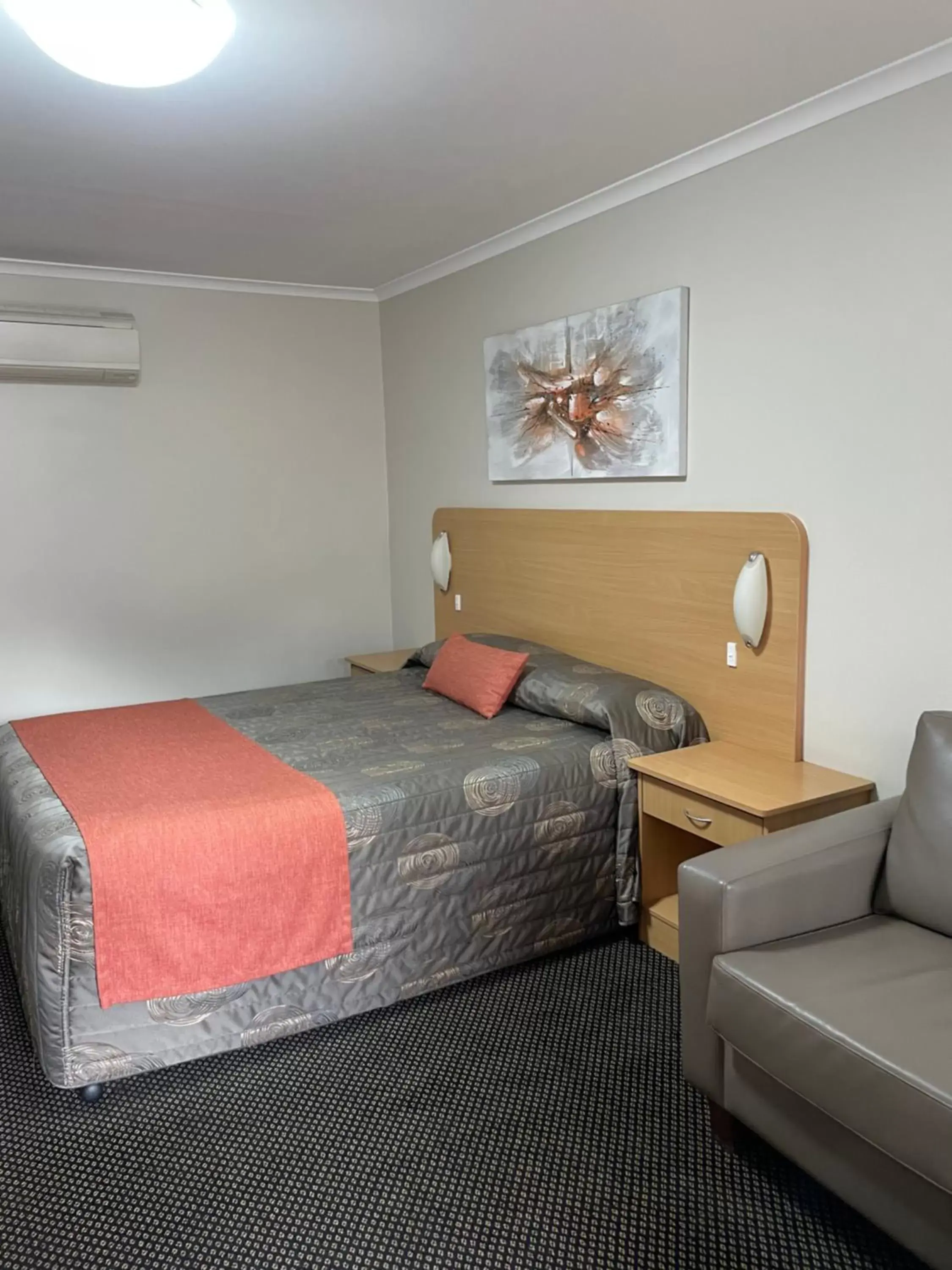 Bed in Cattlemans Country Motor Inn & Serviced Apartments