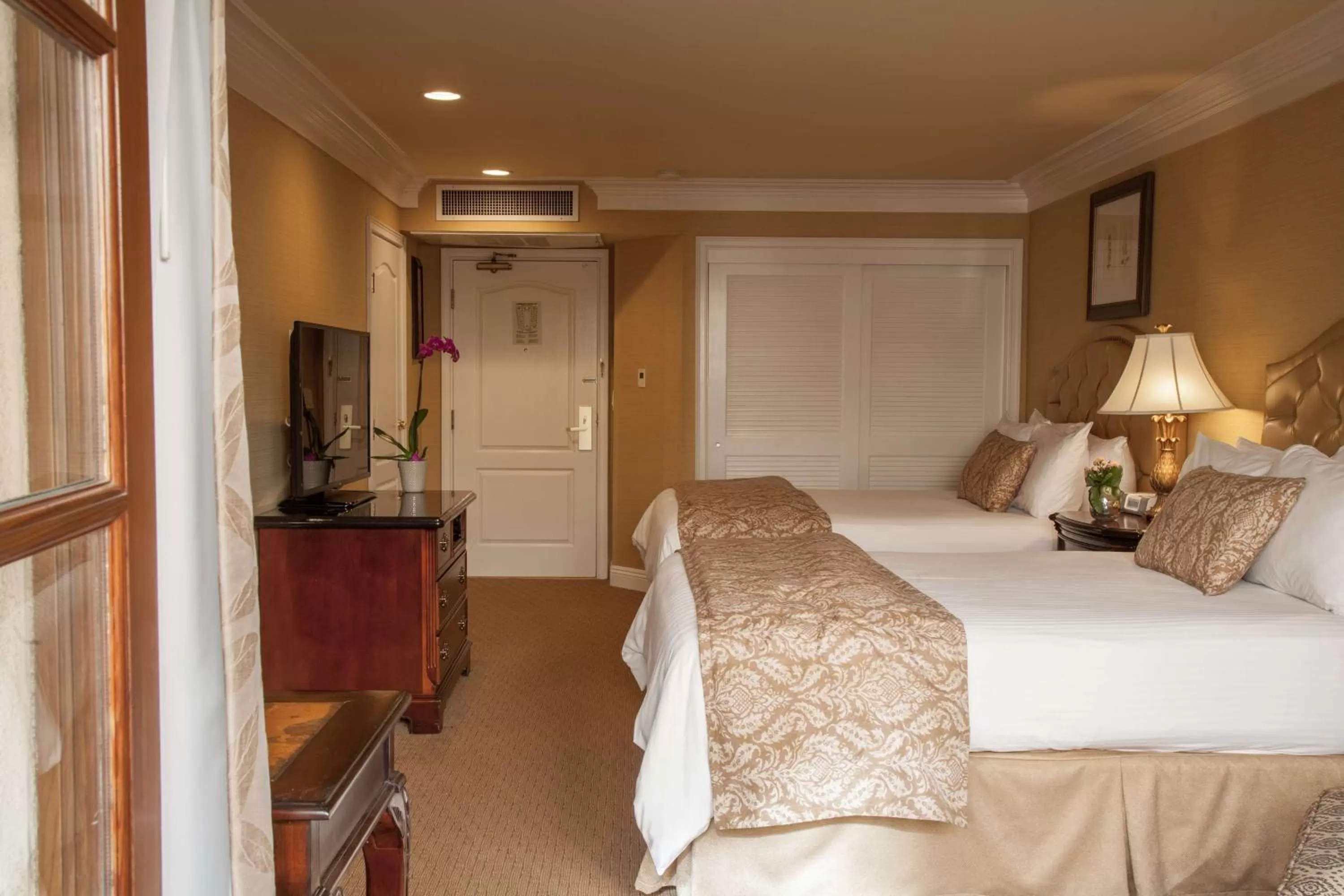 Photo of the whole room, Bed in Best Western Plus Sunset Plaza Hotel