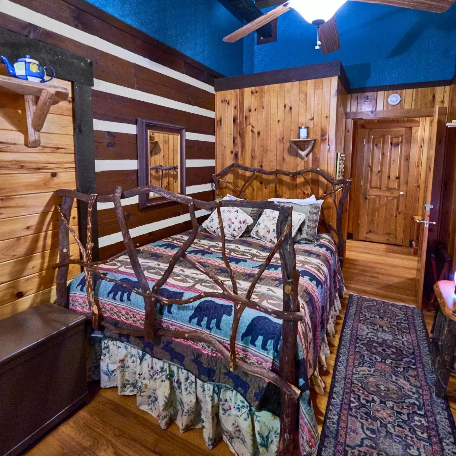 Bunk Bed in Creekwalk Inn Bed and Breakfast with Cabins