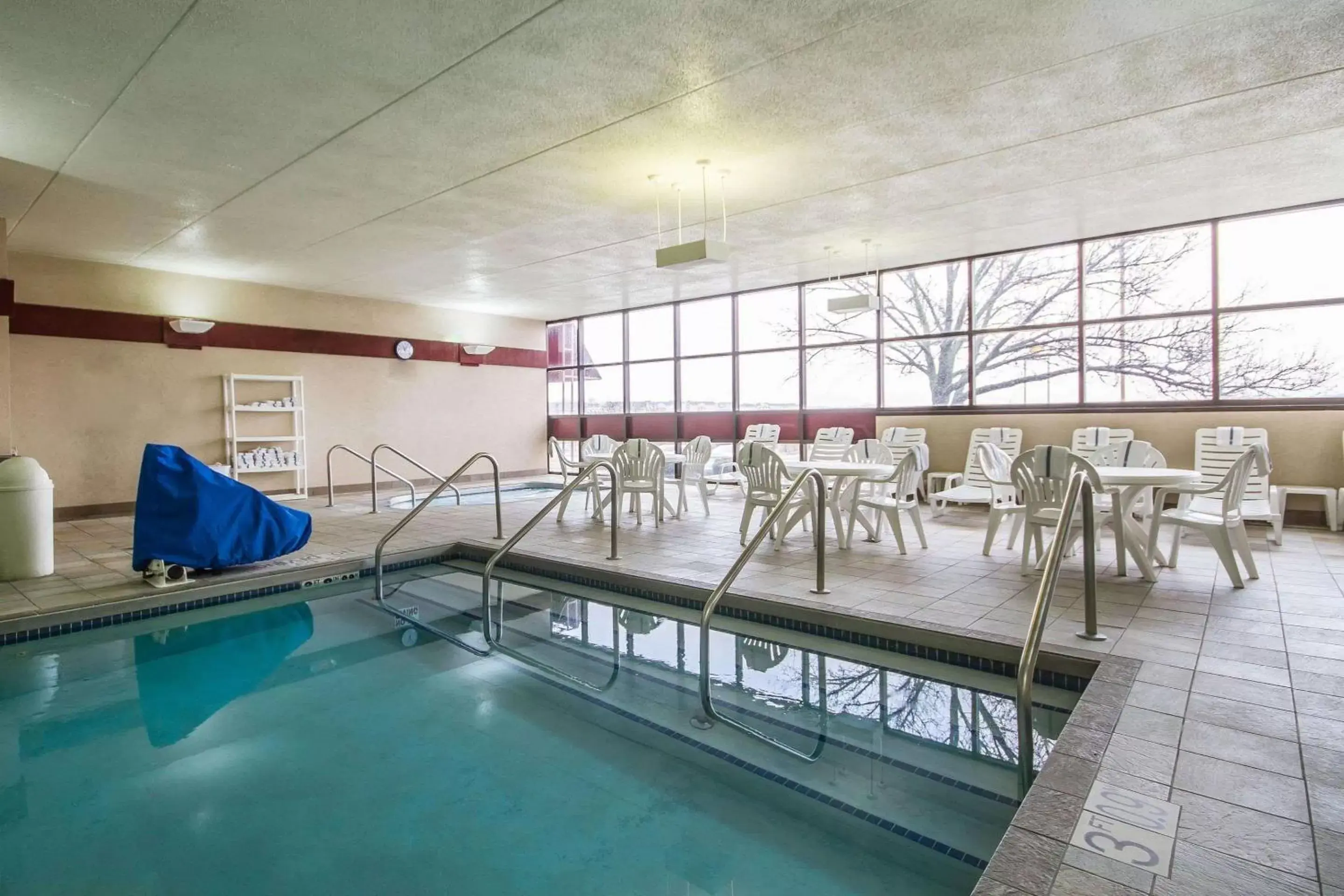 On site, Swimming Pool in Comfort Inn & Suites Madison - Airport