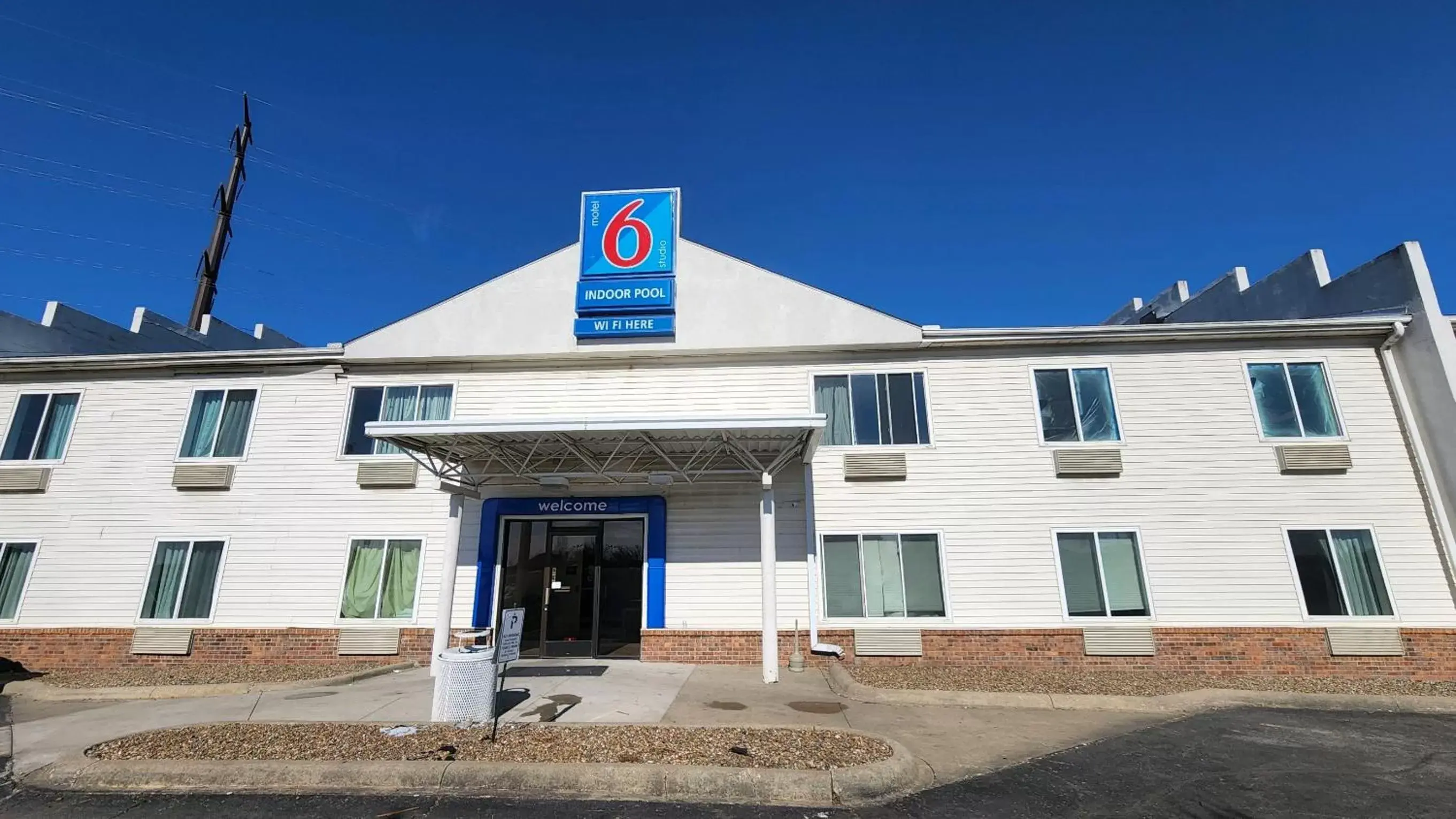 Facade/entrance, Property Building in Studio 6 Altoona, IA - Des Moines East