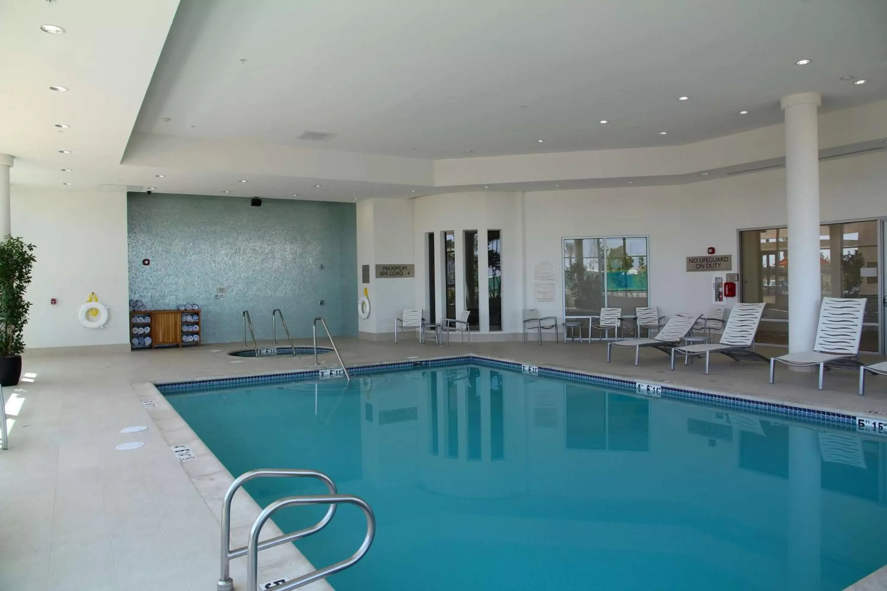 Pool view, Swimming Pool in Embassy Suites Ontario - Airport