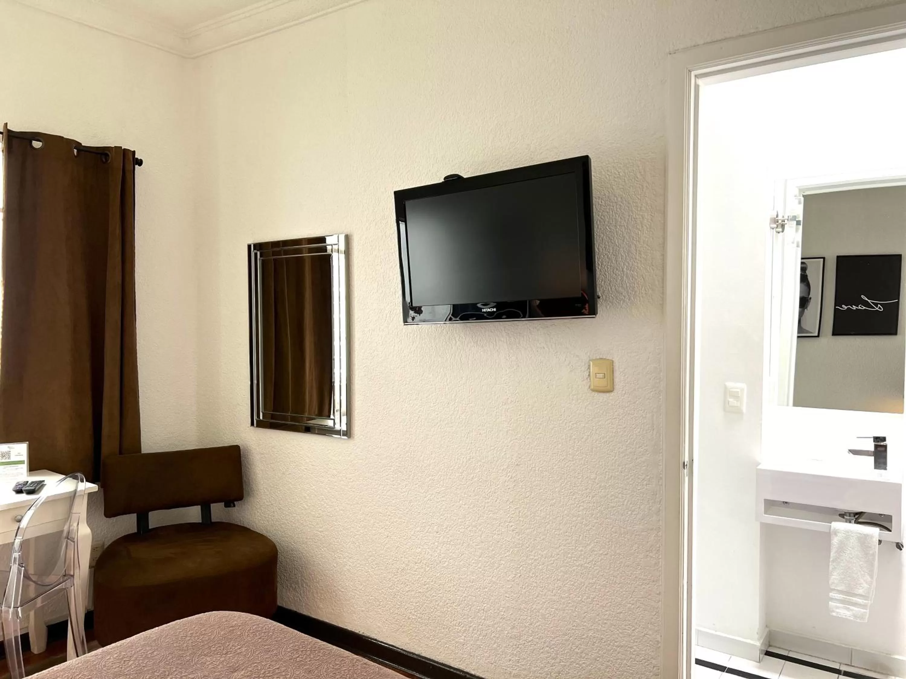 TV and multimedia, TV/Entertainment Center in Distrito Condesa Rooms and Studios