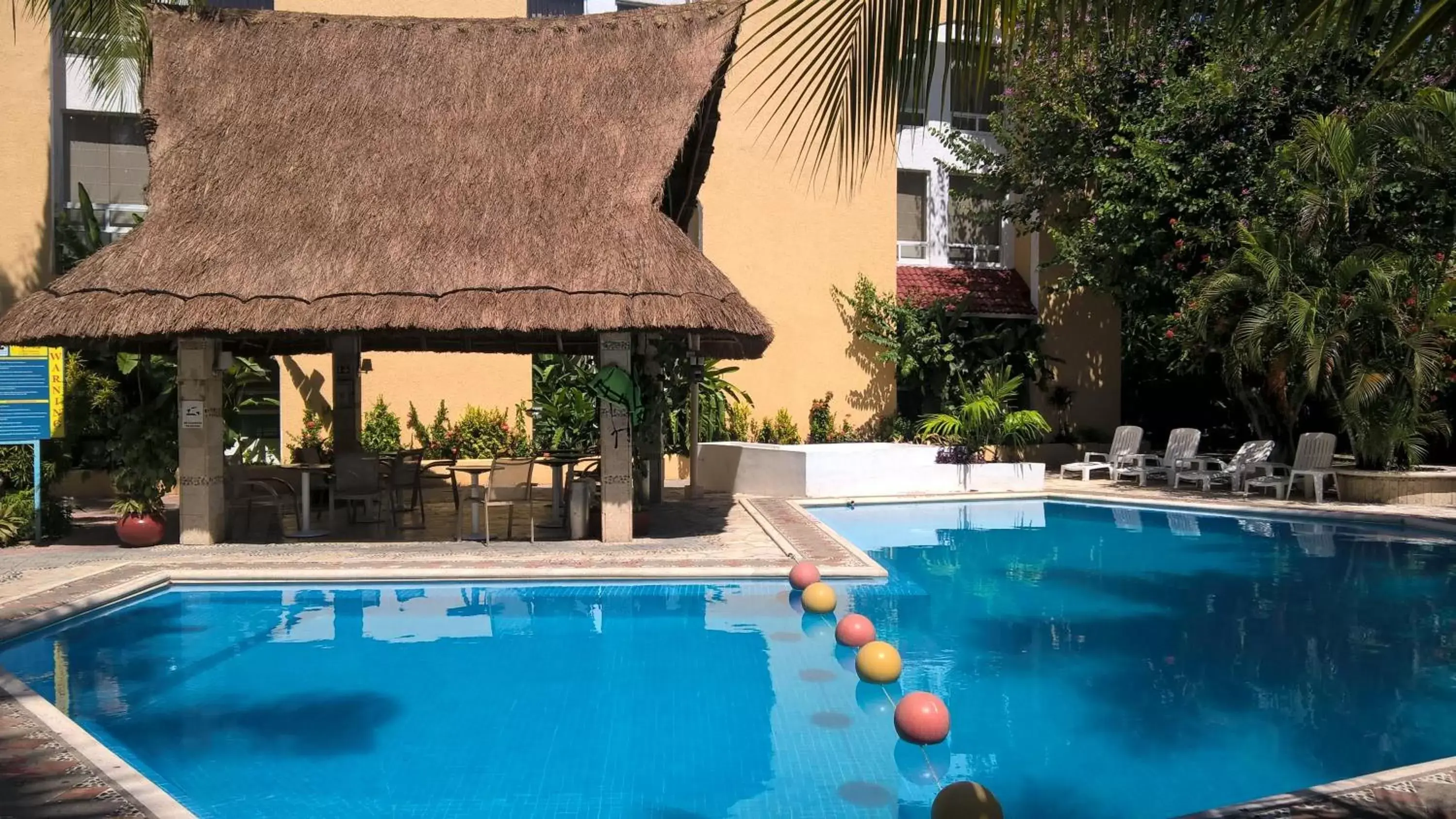 Swimming Pool in Hotel Plaza Caribe