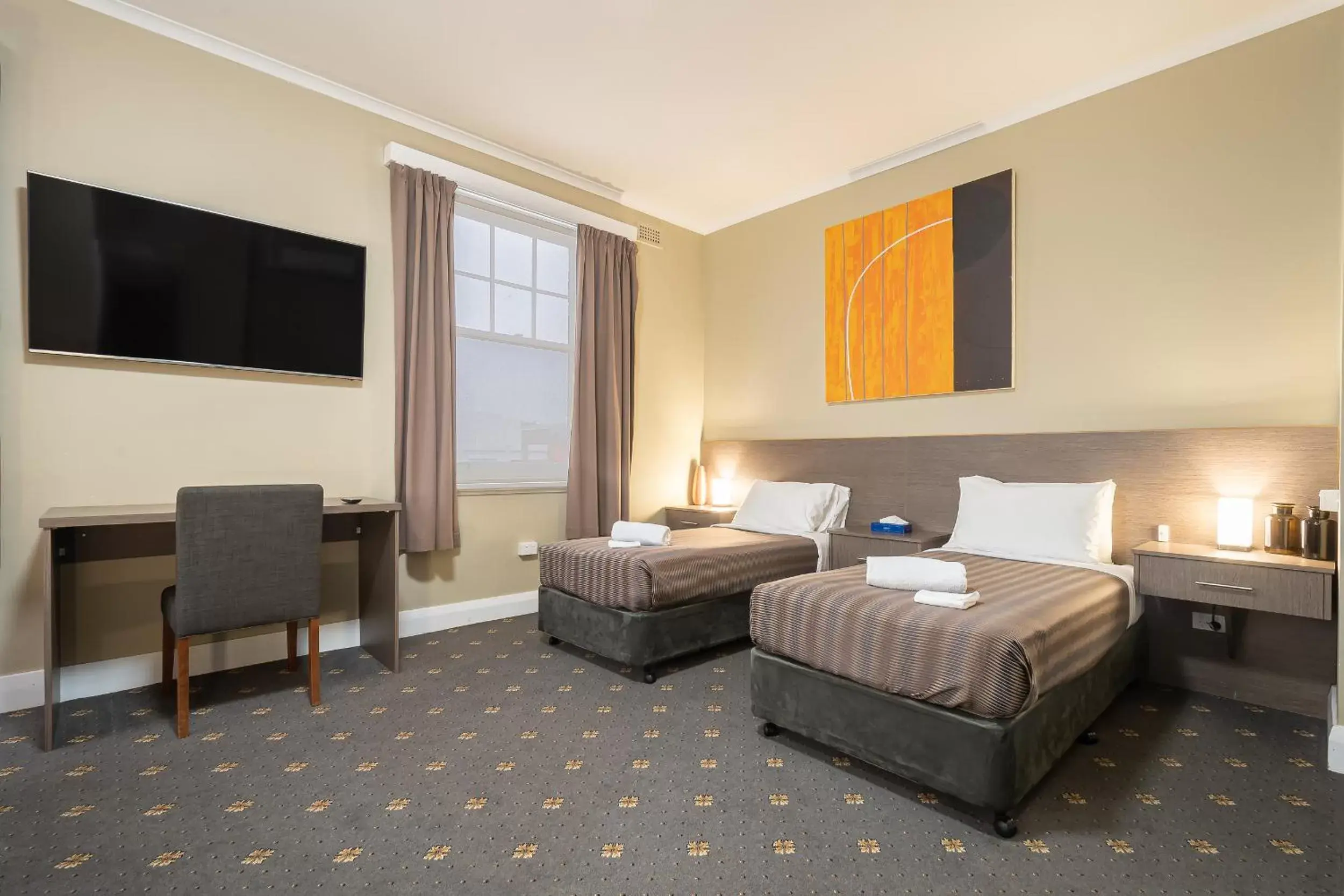 Bedroom, TV/Entertainment Center in The Formby Hotel