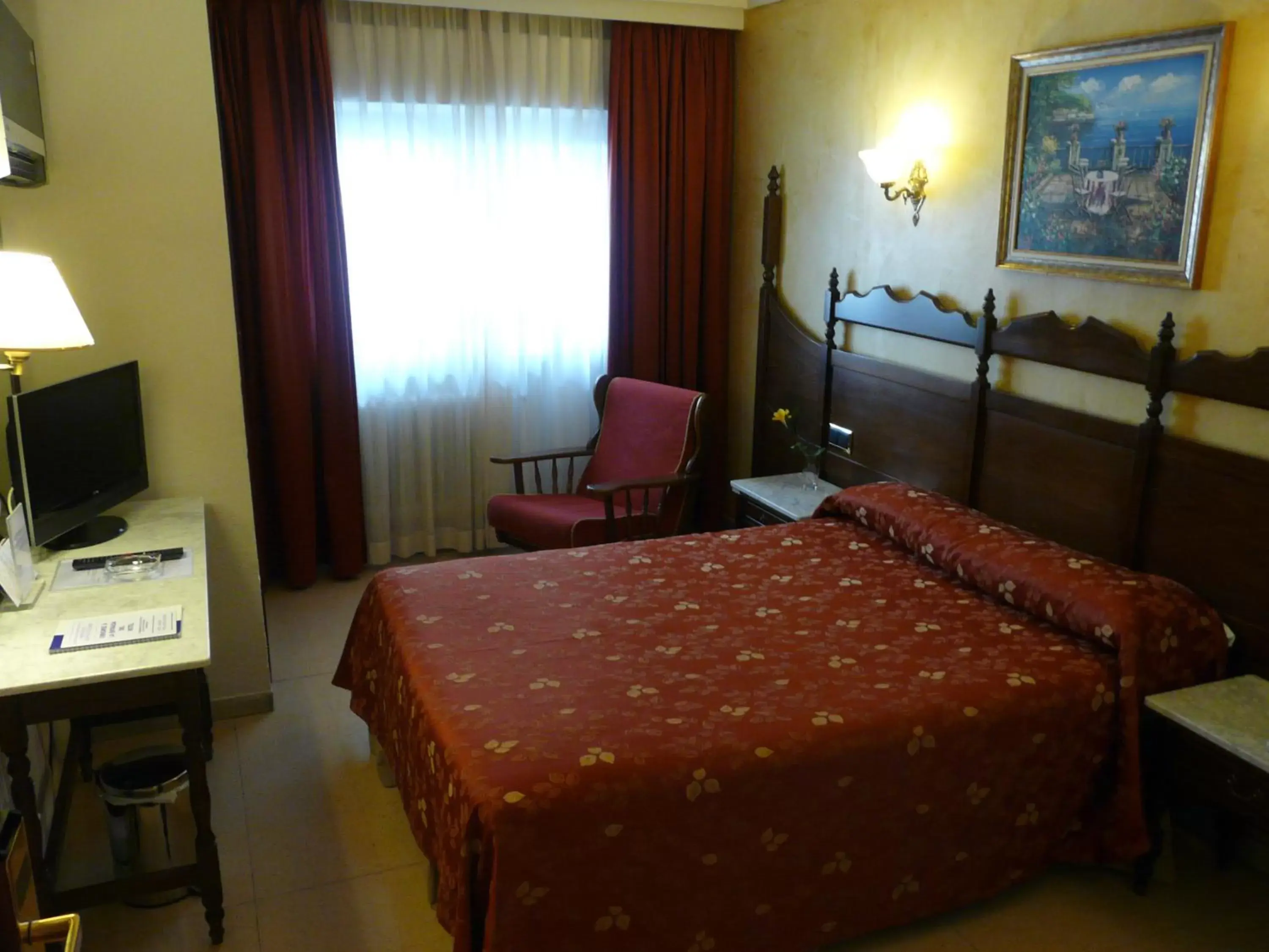 Photo of the whole room, Bed in Hotel Reyes Catolicos