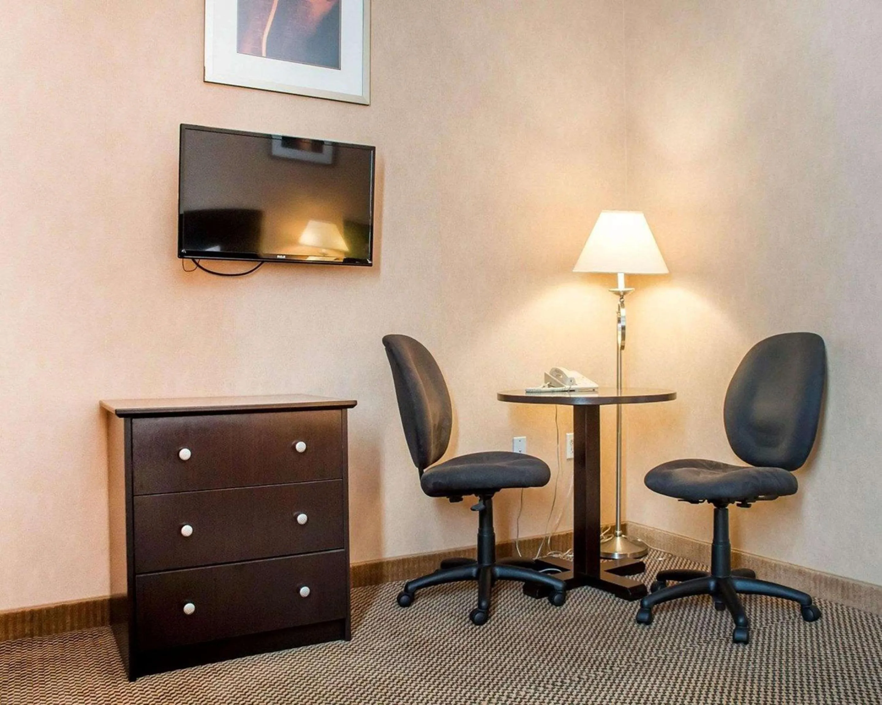 Bedroom, TV/Entertainment Center in Econo Lodge Woodstock