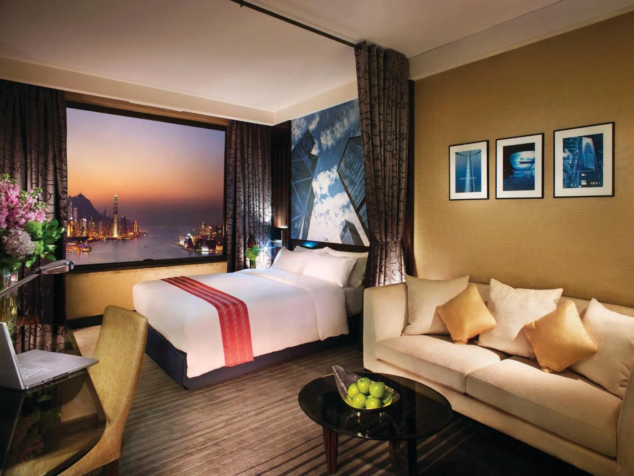 View (from property/room), Bed in Harbour Grand Hong Kong