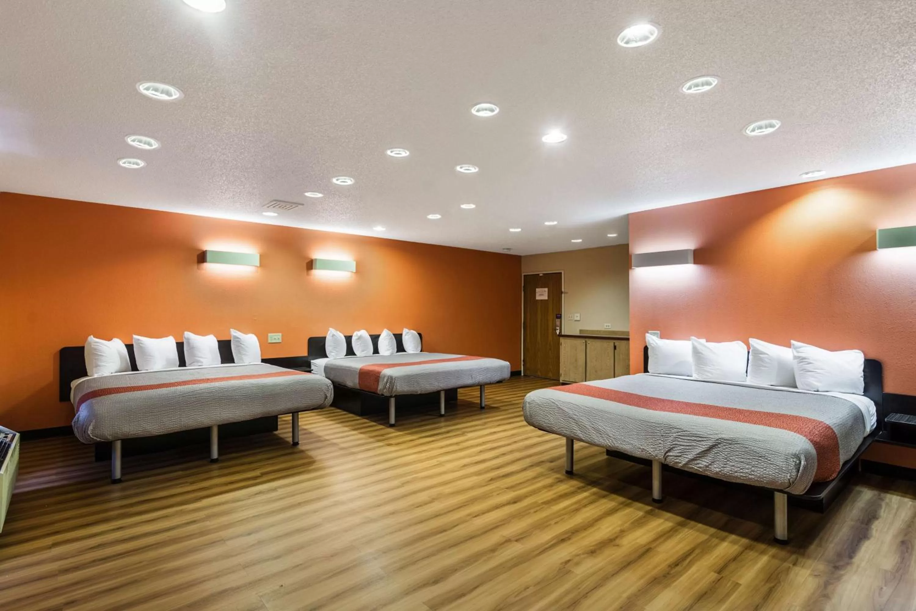 Photo of the whole room in Motel 6-Libertyville, IL