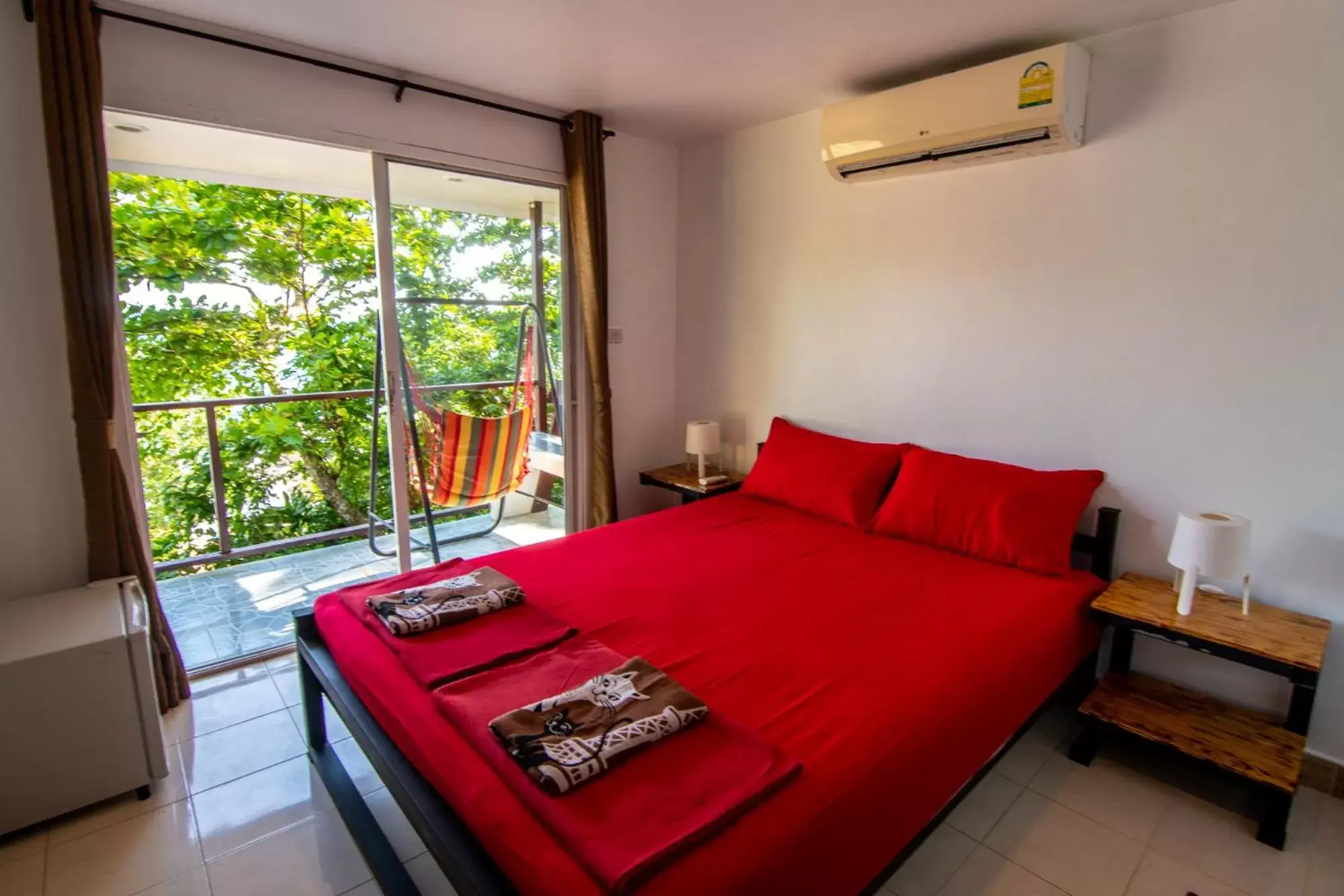 Photo of the whole room, Bed in Cliff Cottage