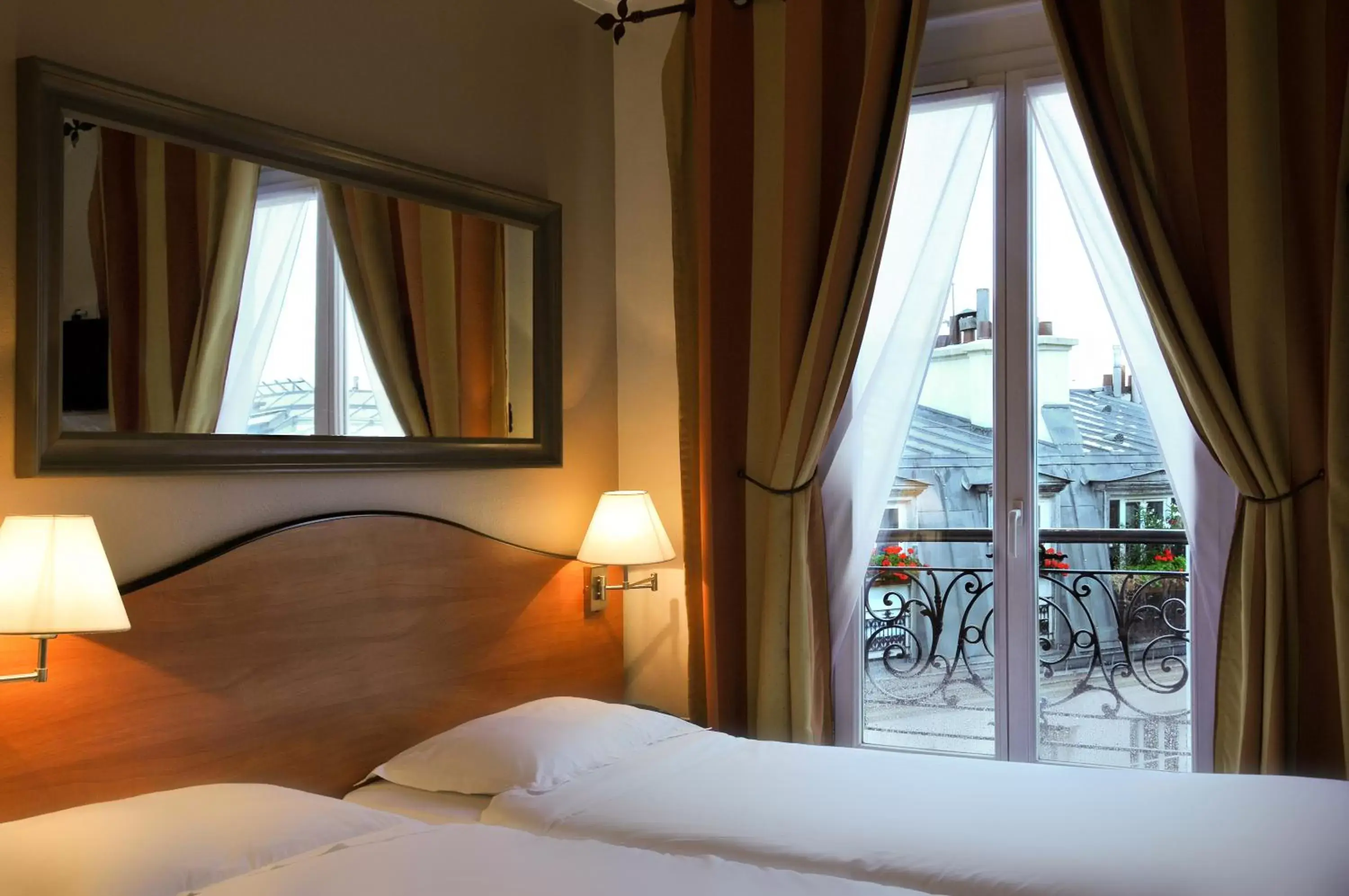 Photo of the whole room, Bed in Hotel Eden Montmartre