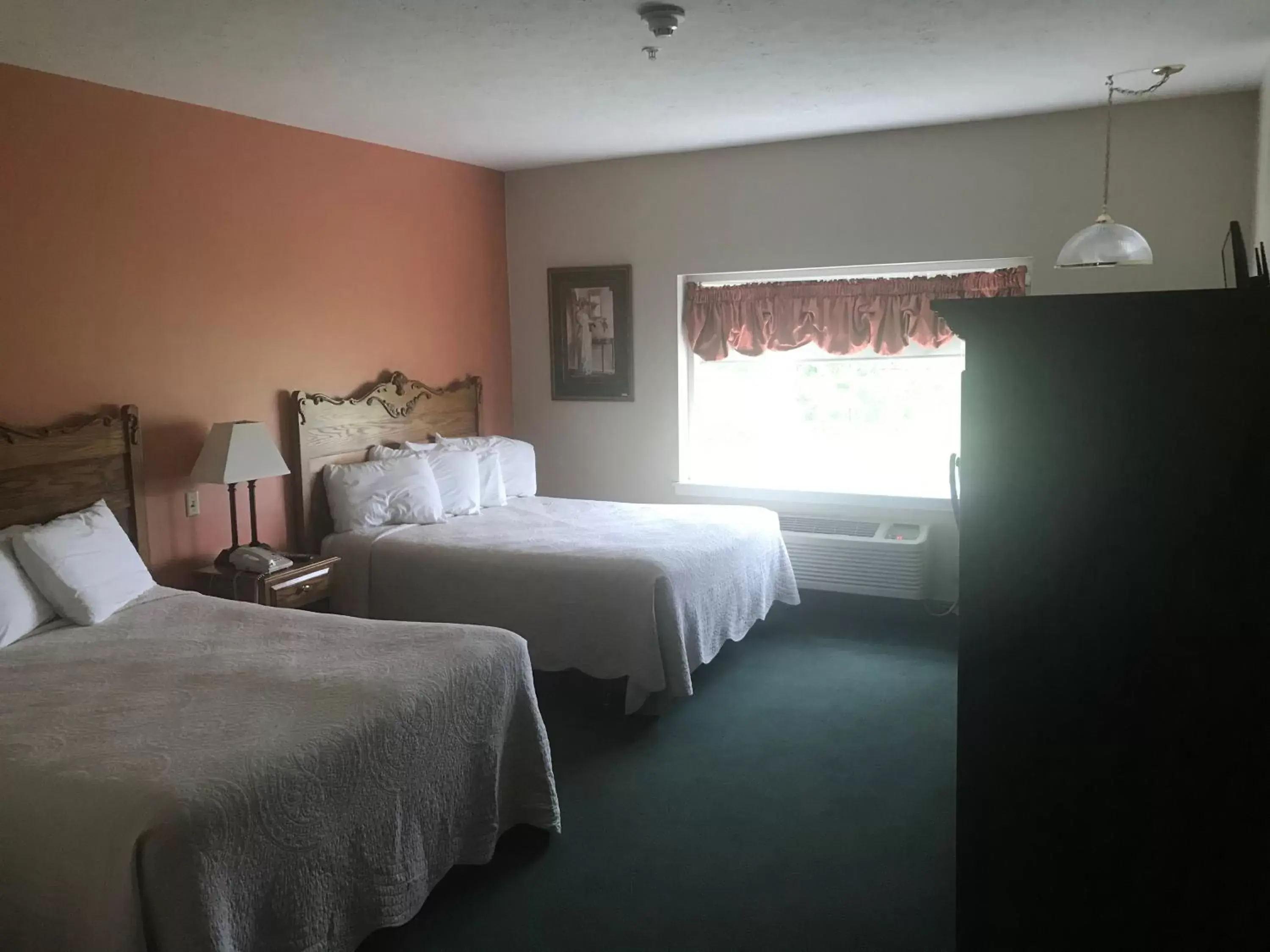 Photo of the whole room, Bed in Inn at Amish Door