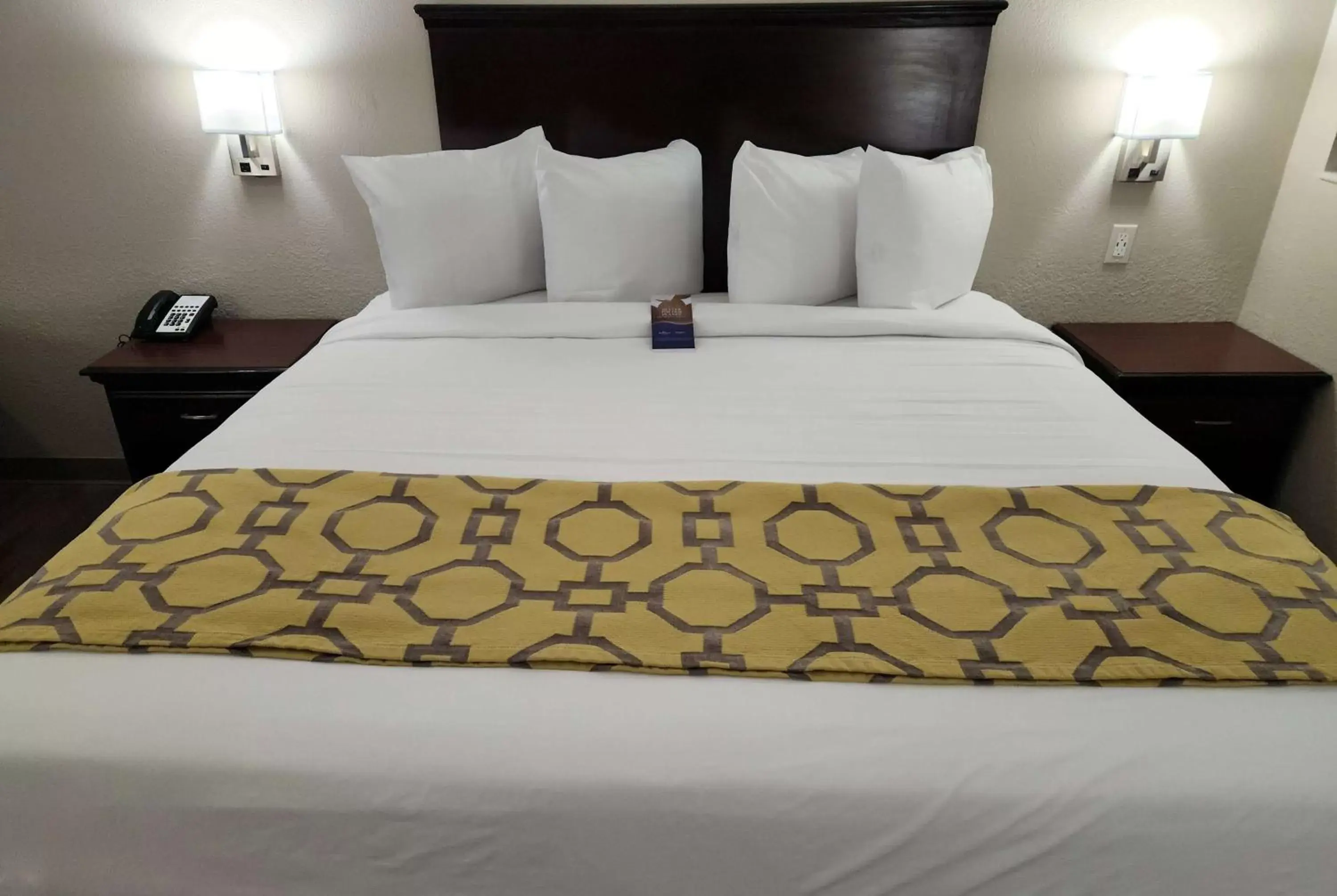 Photo of the whole room, Bed in Baymont by Wyndham Houston Brookhollow