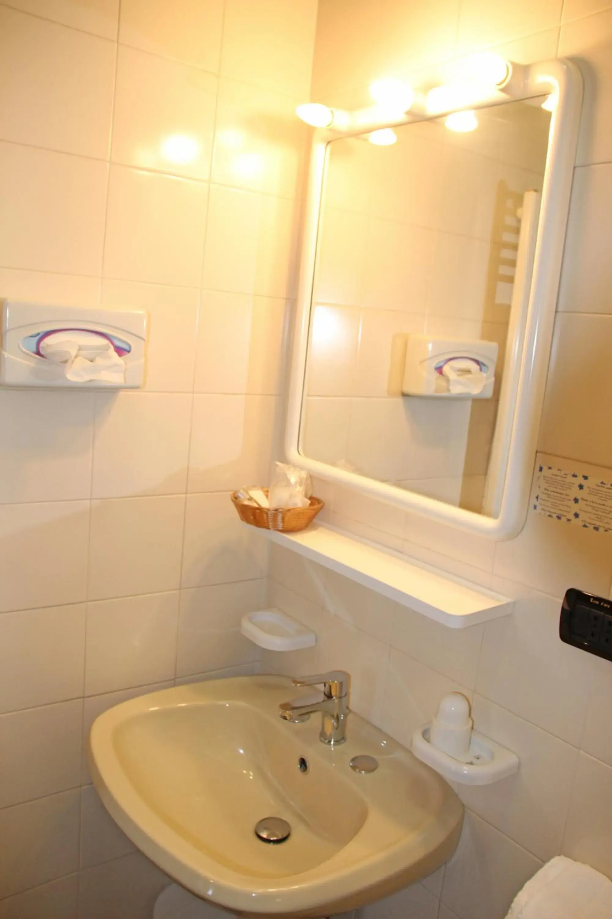 Bathroom in Albergo Ristorante Leon d'Oro Bathroom in Albergo Ristorante Leon d'Oro