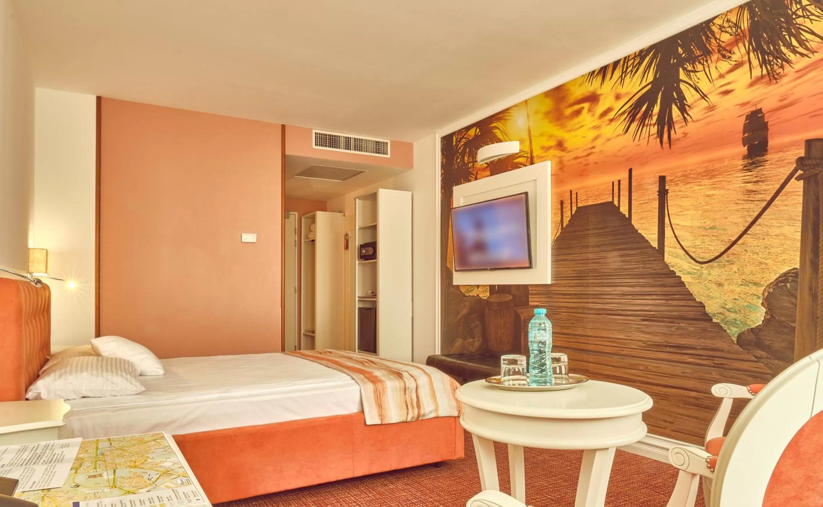 Coffee/tea facilities, Bed in Continental Forum Bucuresti Palatul Parlamentului