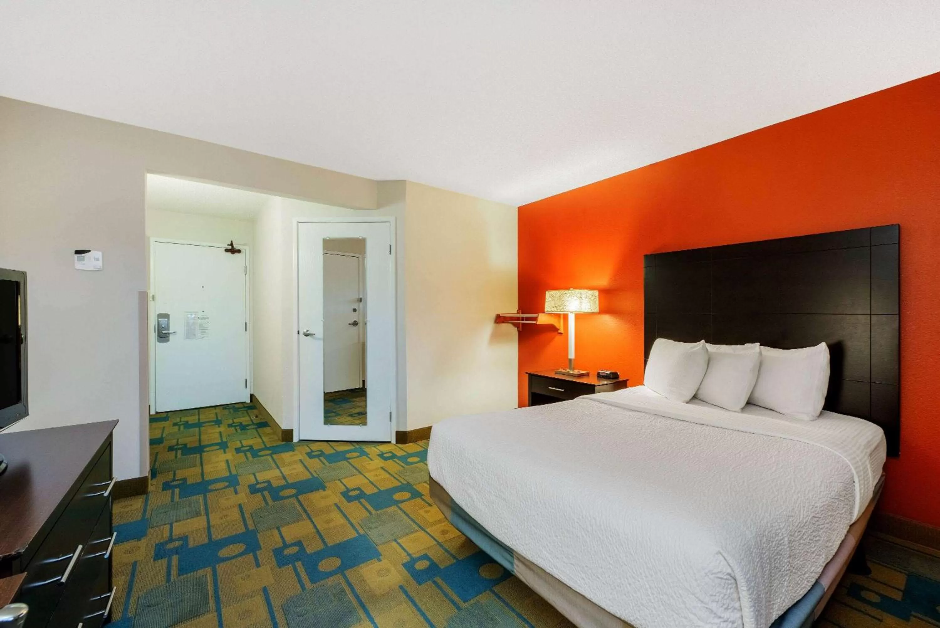 Photo of the whole room, Bed in La Quinta by Wyndham Mansfield OH