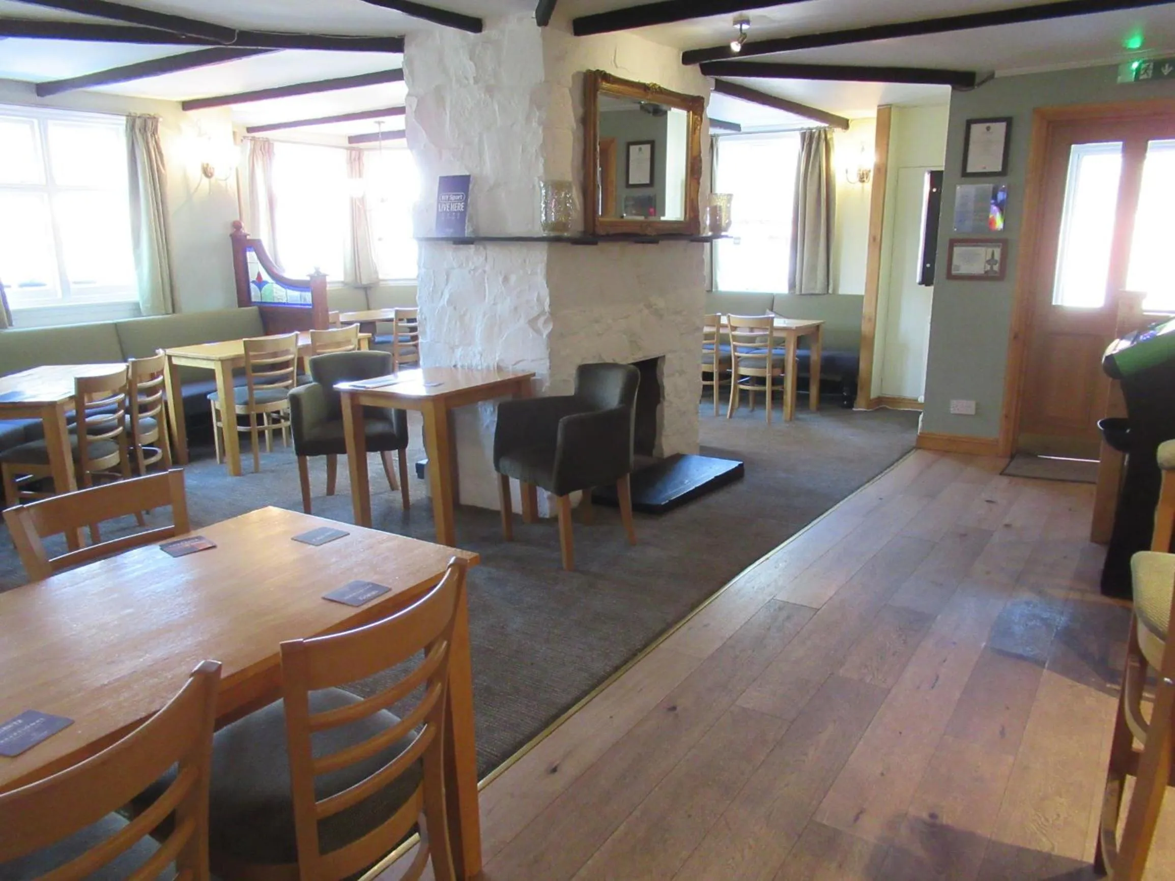 Lounge or bar in The London Inn