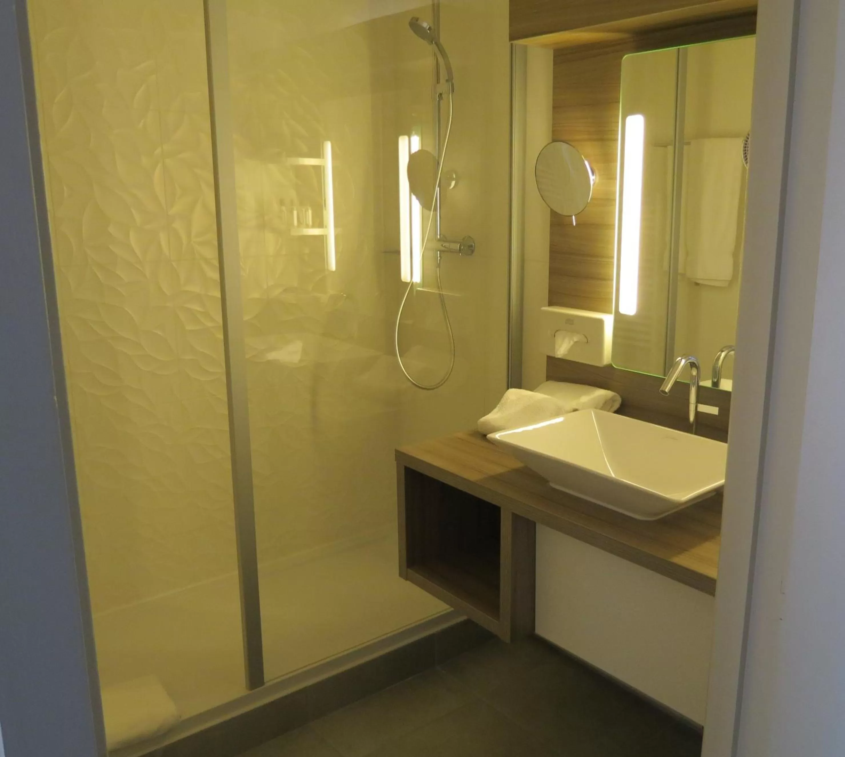 Bathroom in Clos St Eloi, The Originals Relais (Relais du Silence)