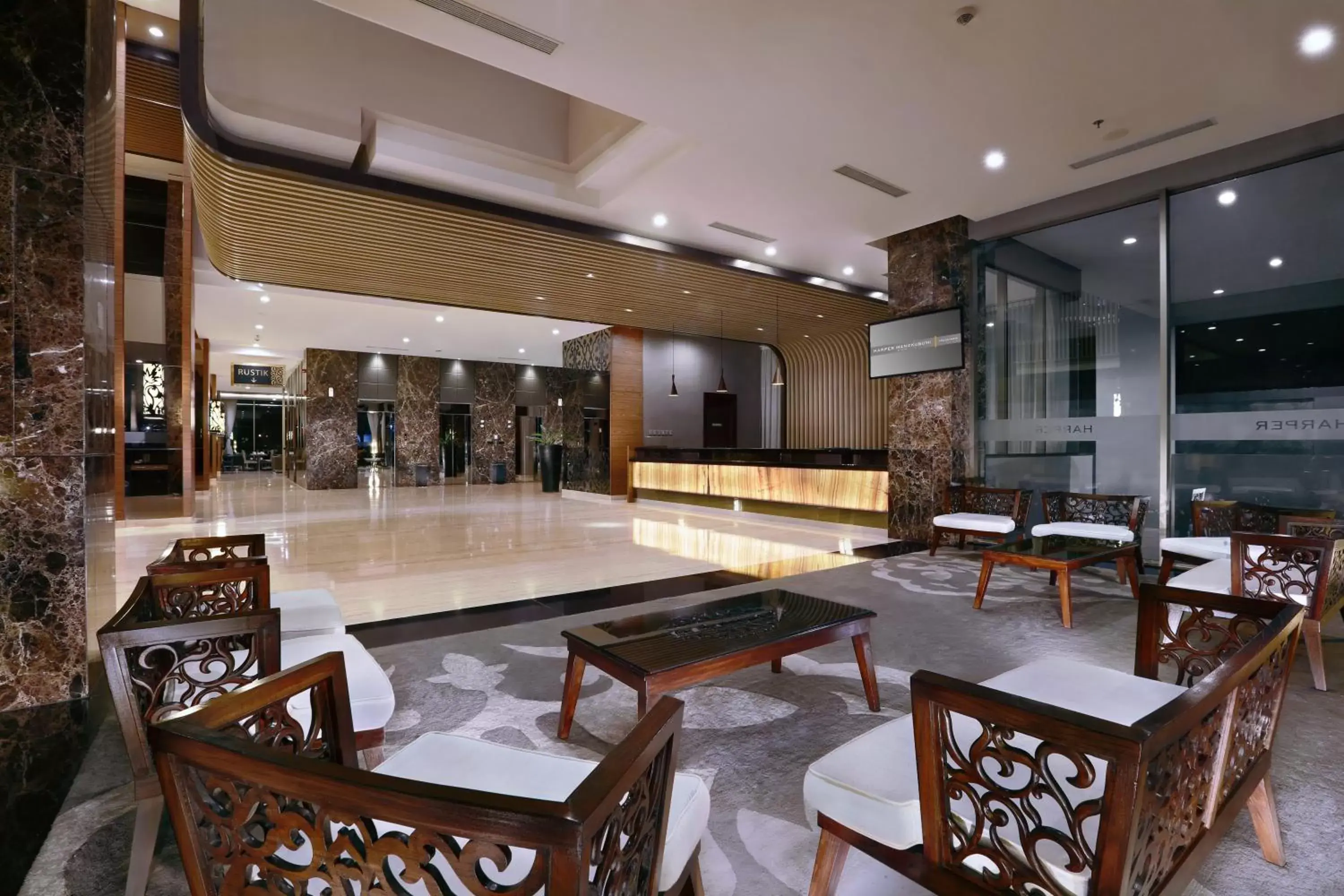 Communal lounge/ TV room, Lobby/Reception in Harper Malioboro Yogyakarta by ASTON