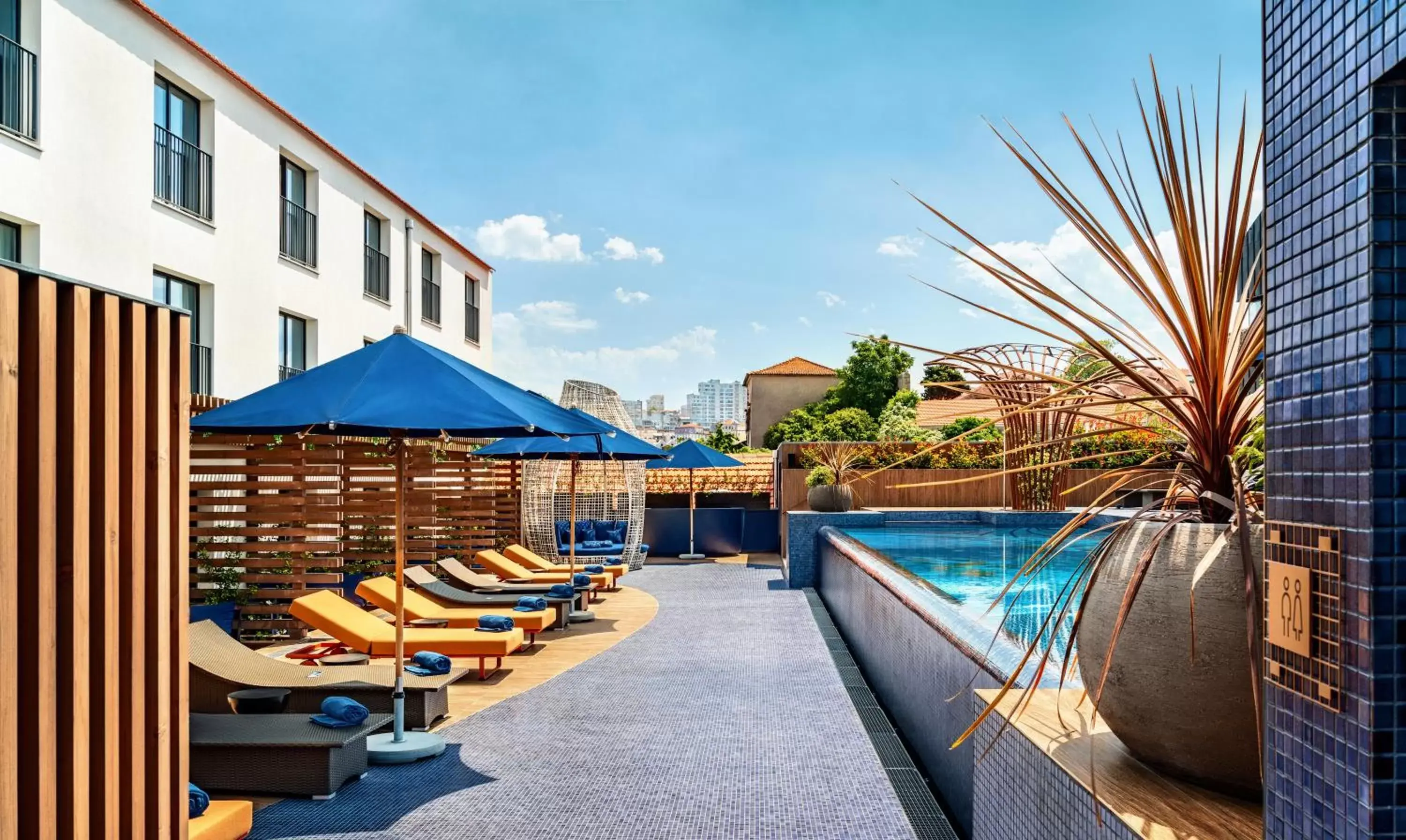 Swimming Pool in The Lodge Porto Hotel