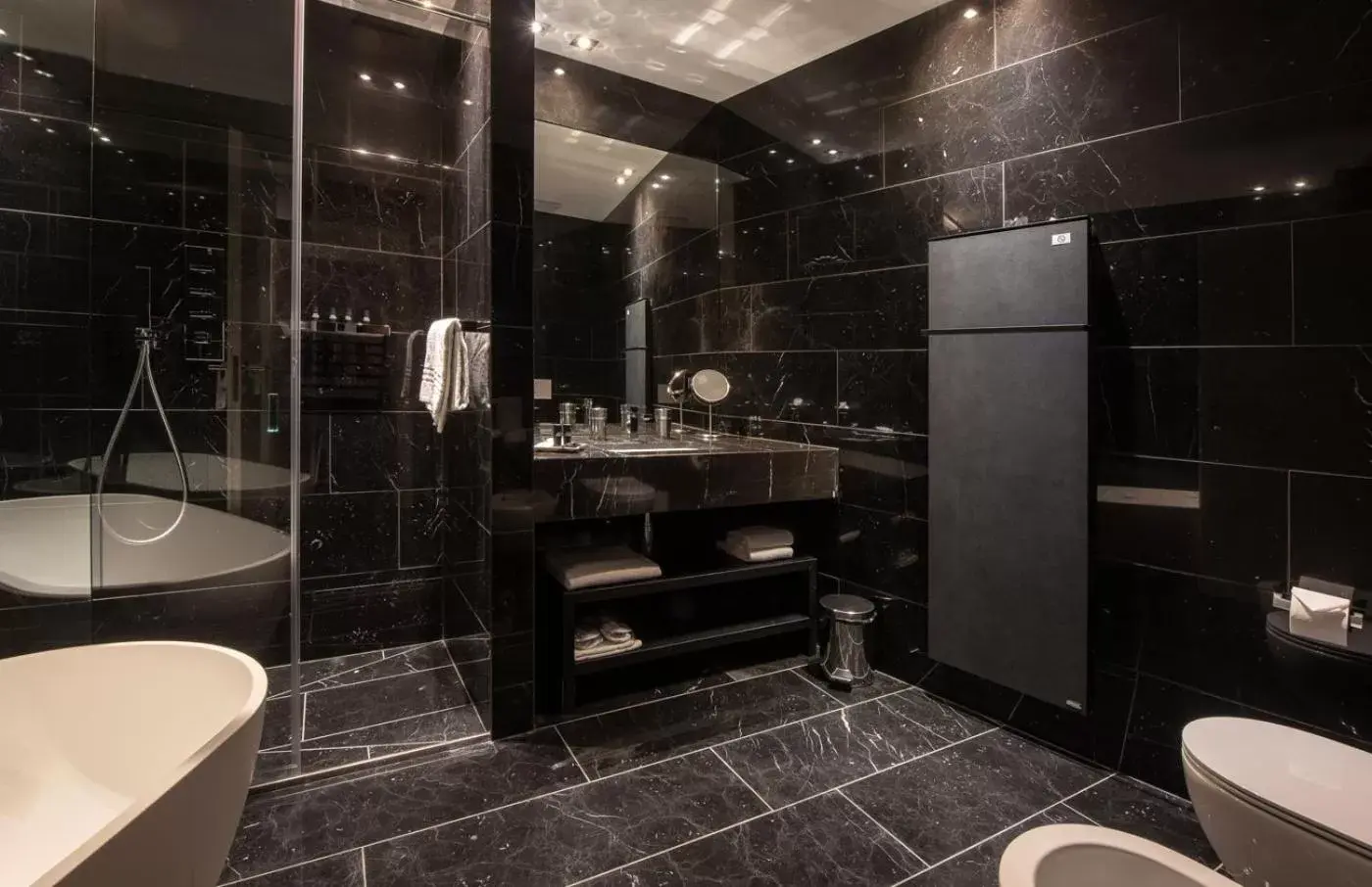 Shower, Bathroom in Hotel Gabbani