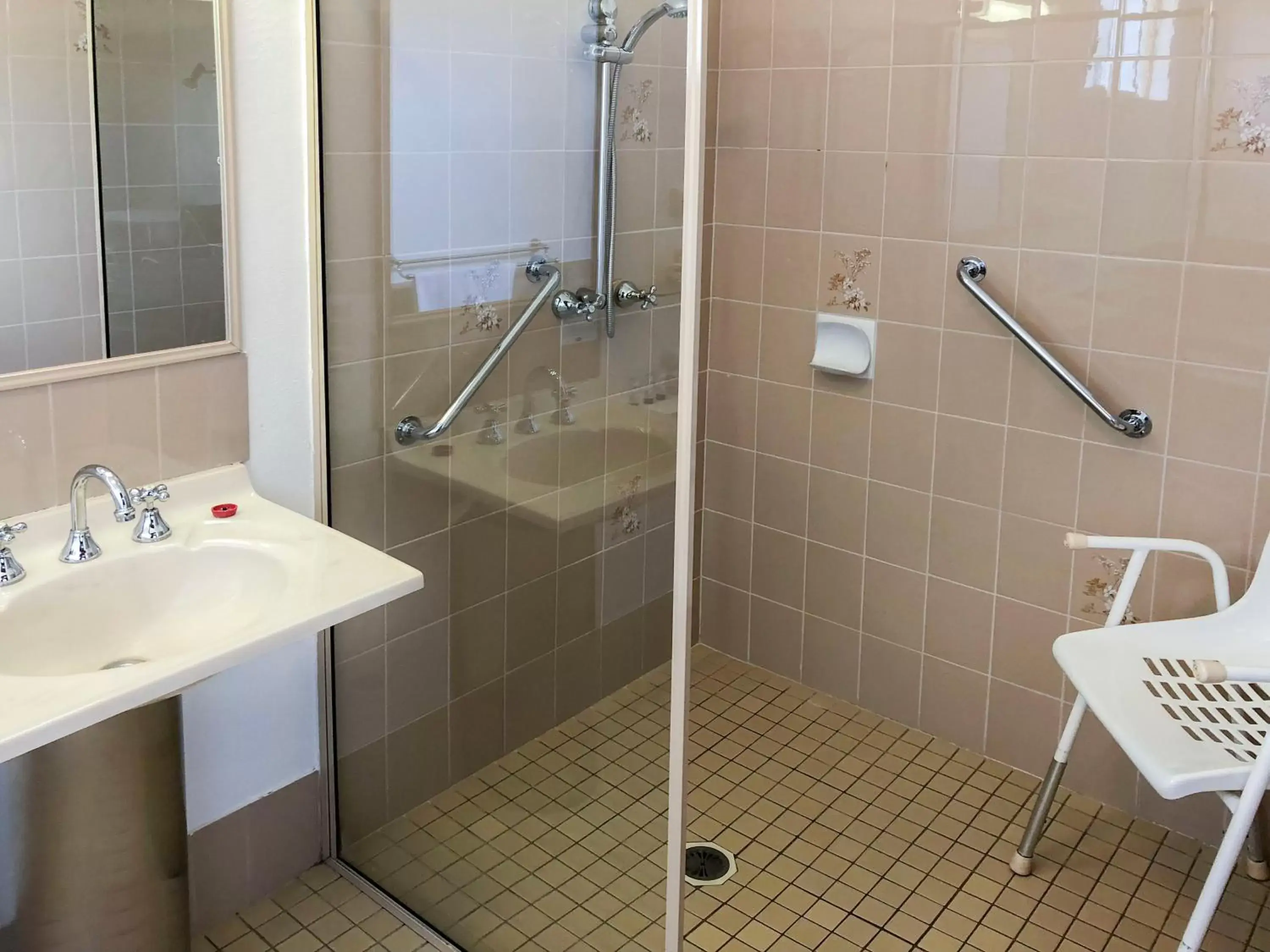 Shower, Bathroom in Leeton Heritage Motor Inn