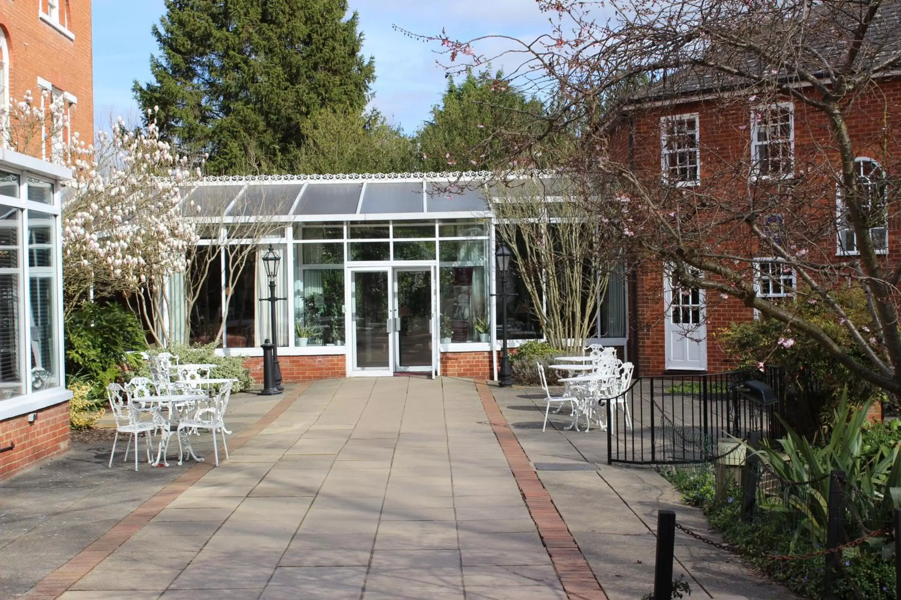 Facade/entrance, Patio/Outdoor Area in Best Western Moore Place Hotel