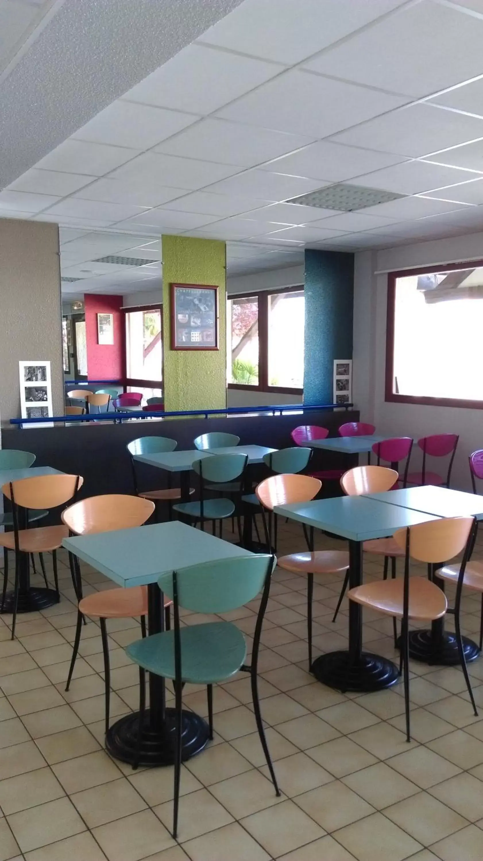 Dining area in B&B HOTEL Chatellerault