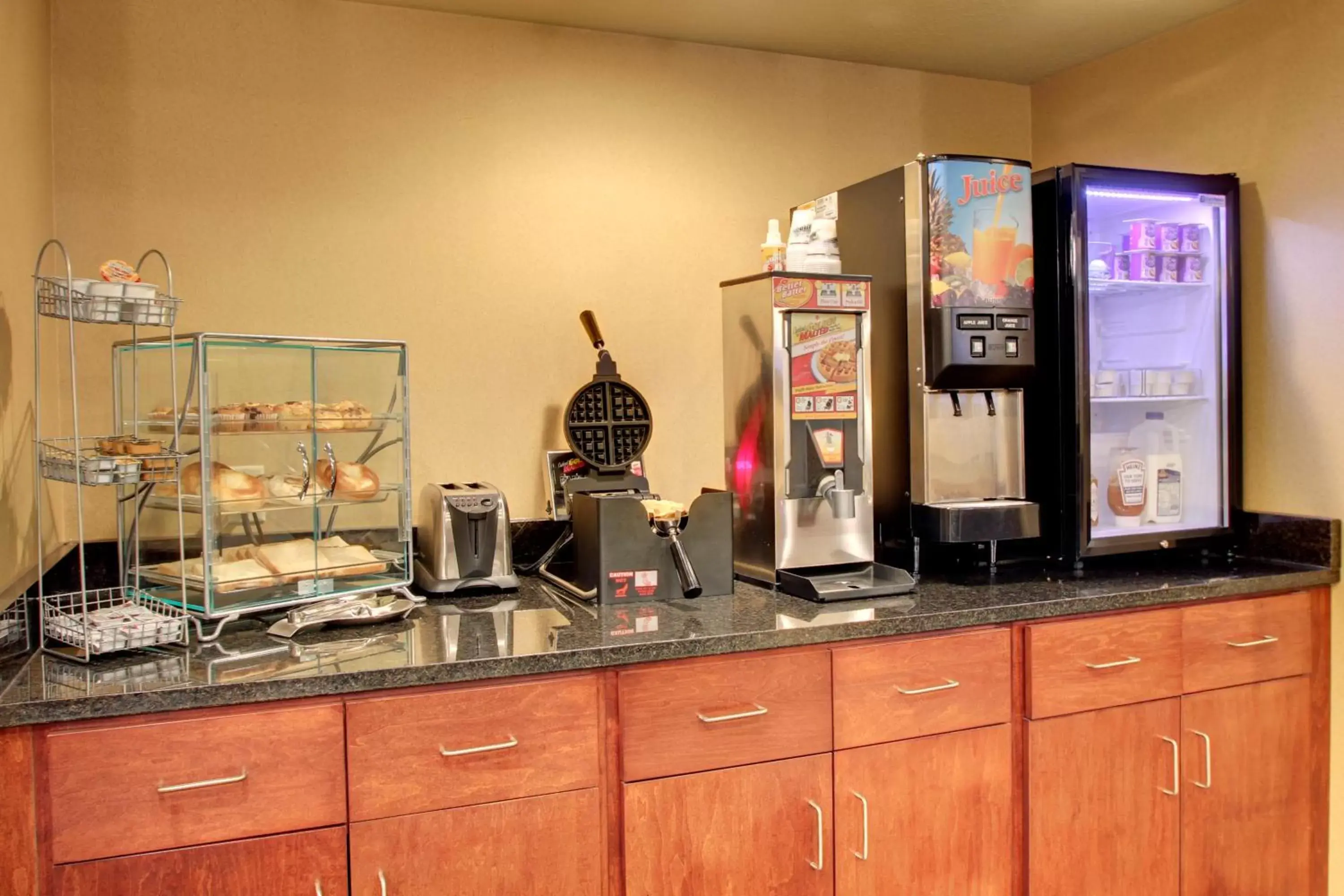 Coffee/tea facilities in Cobblestone Hotel & Suites - Charlestown