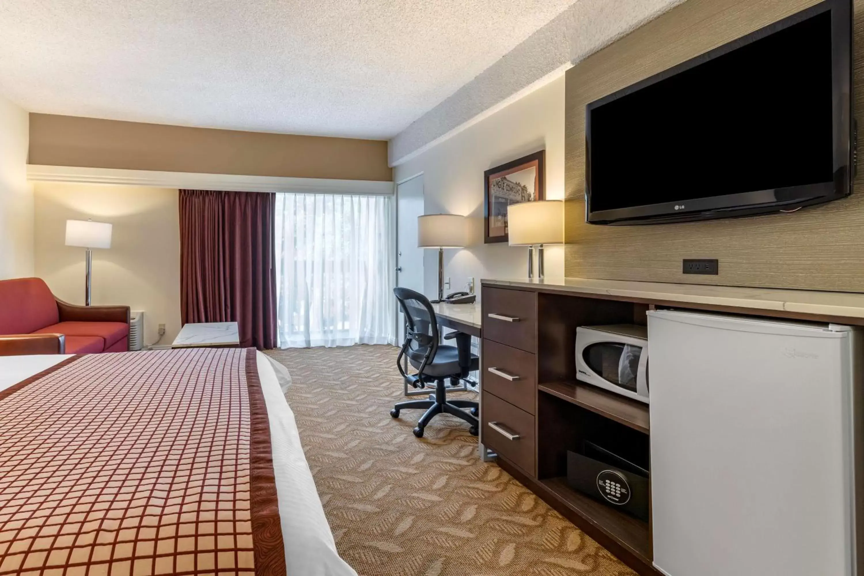 Photo of the whole room, TV/Entertainment Center in Best Western Plus Thousand Oaks Inn