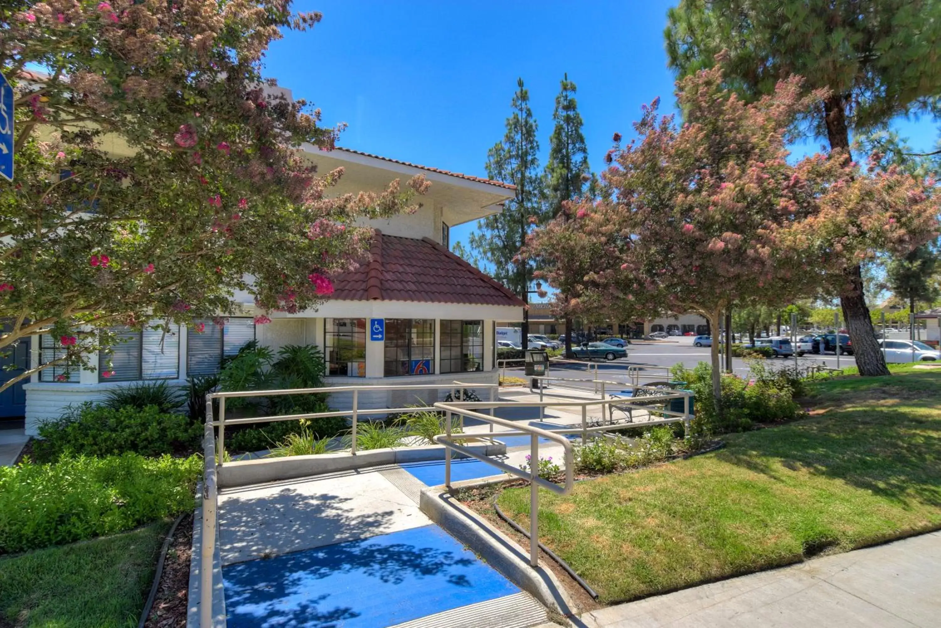 Facade/entrance, Swimming Pool in Motel 6-San Dimas, CA - Los Angeles