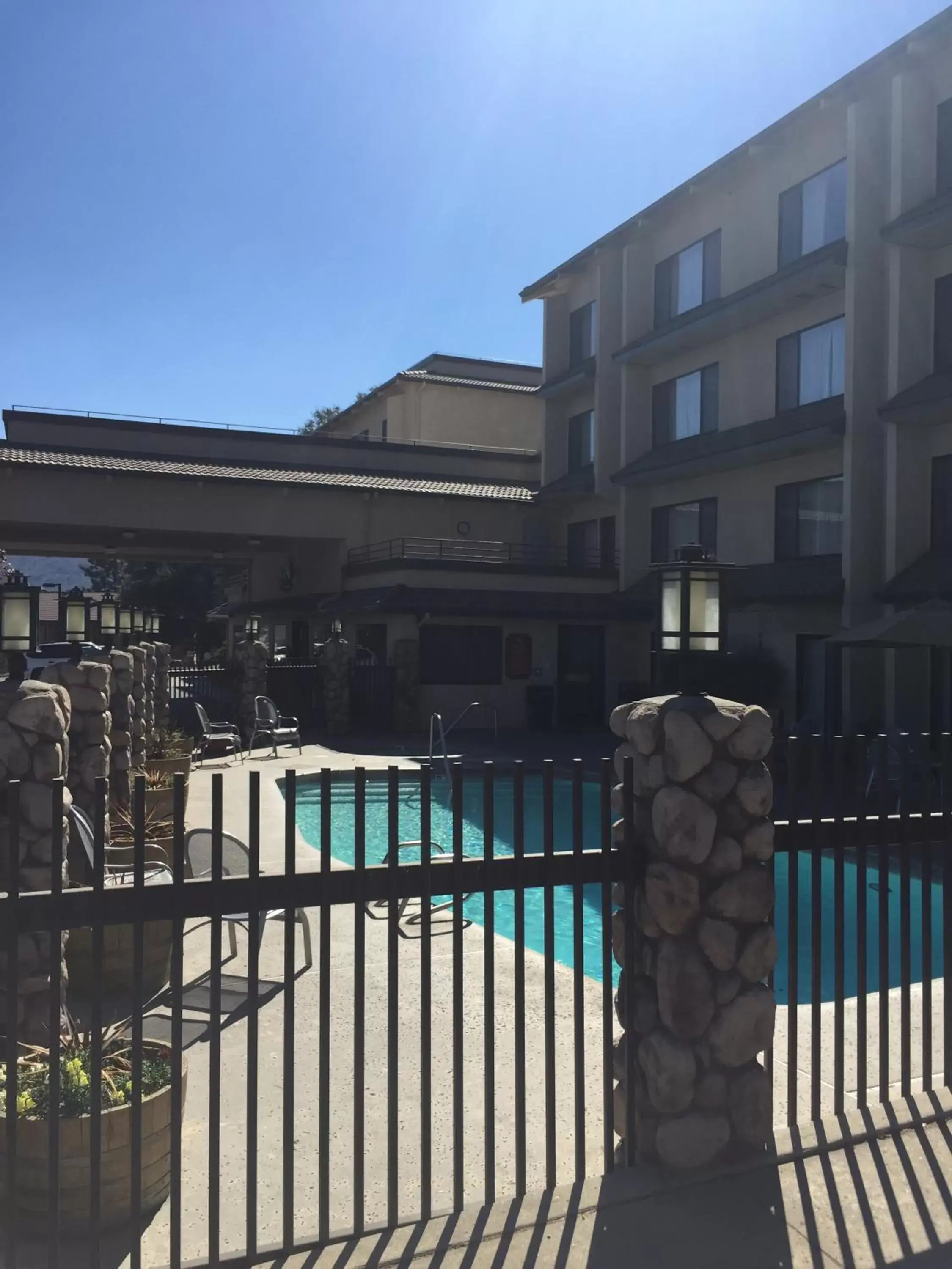 Swimming Pool in Yosemite Southgate Hotel & Suites