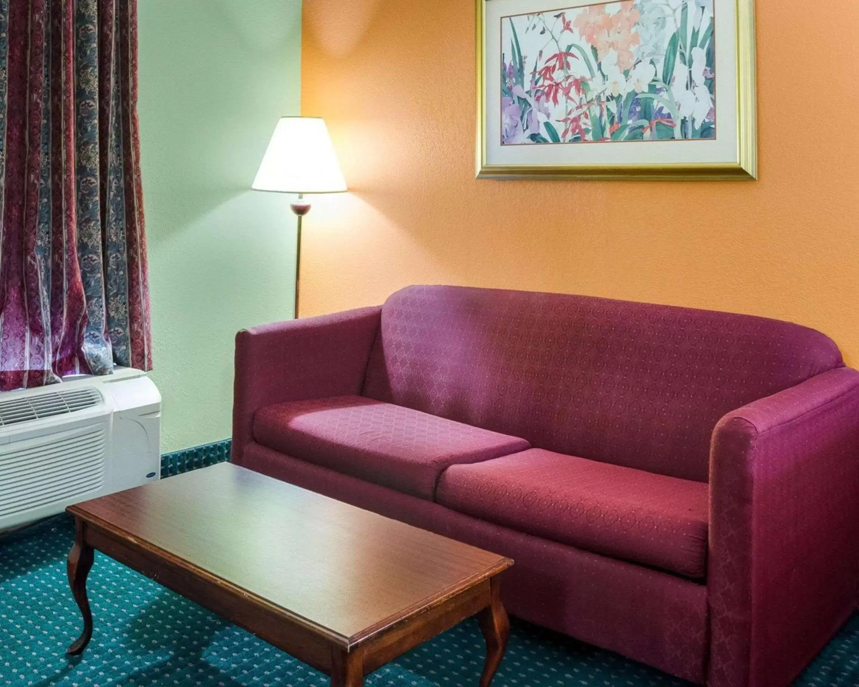 Photo of the whole room, Seating Area in Econo Lodge Canton I-55