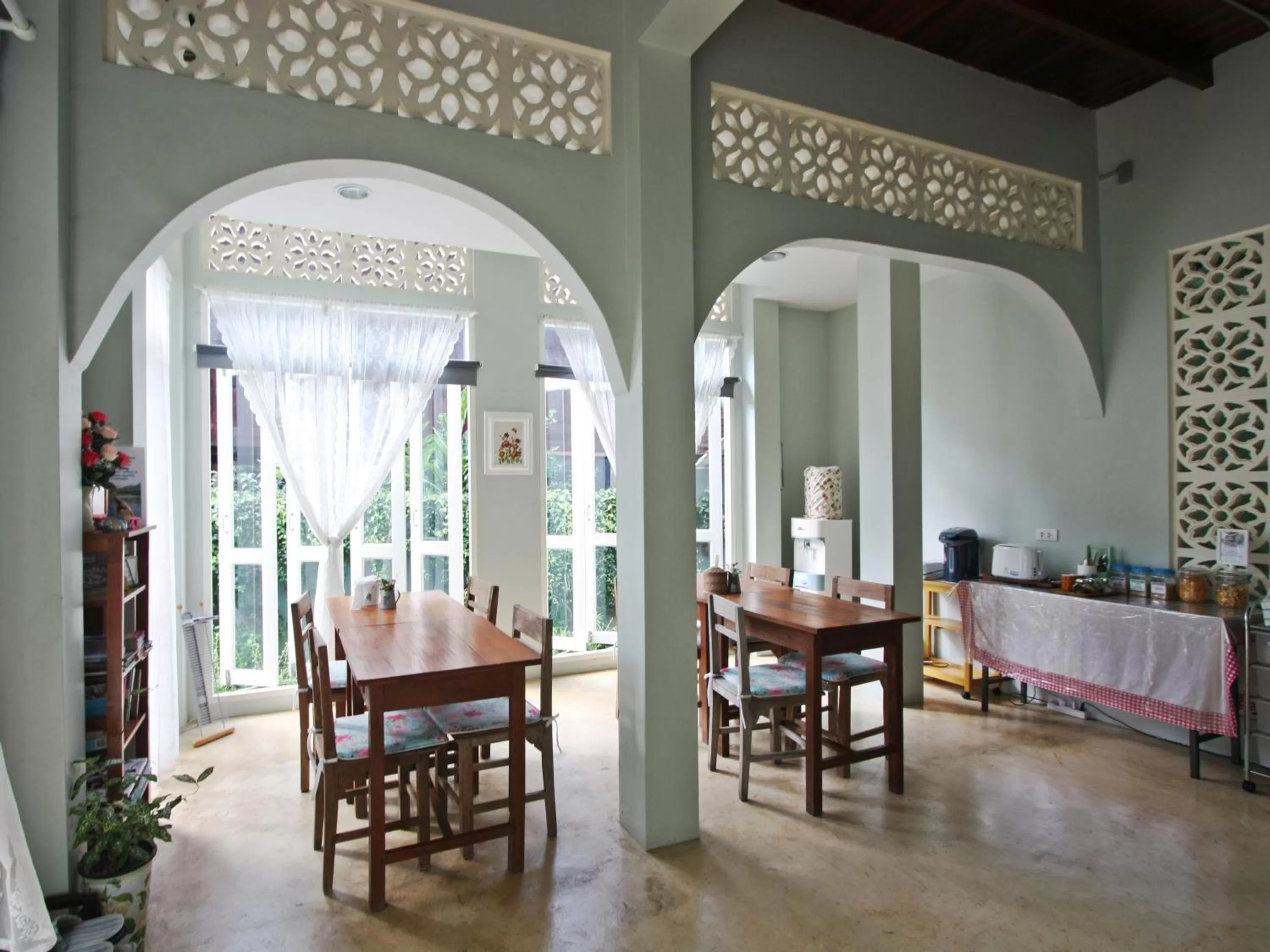 Restaurant/places to eat in Lada House