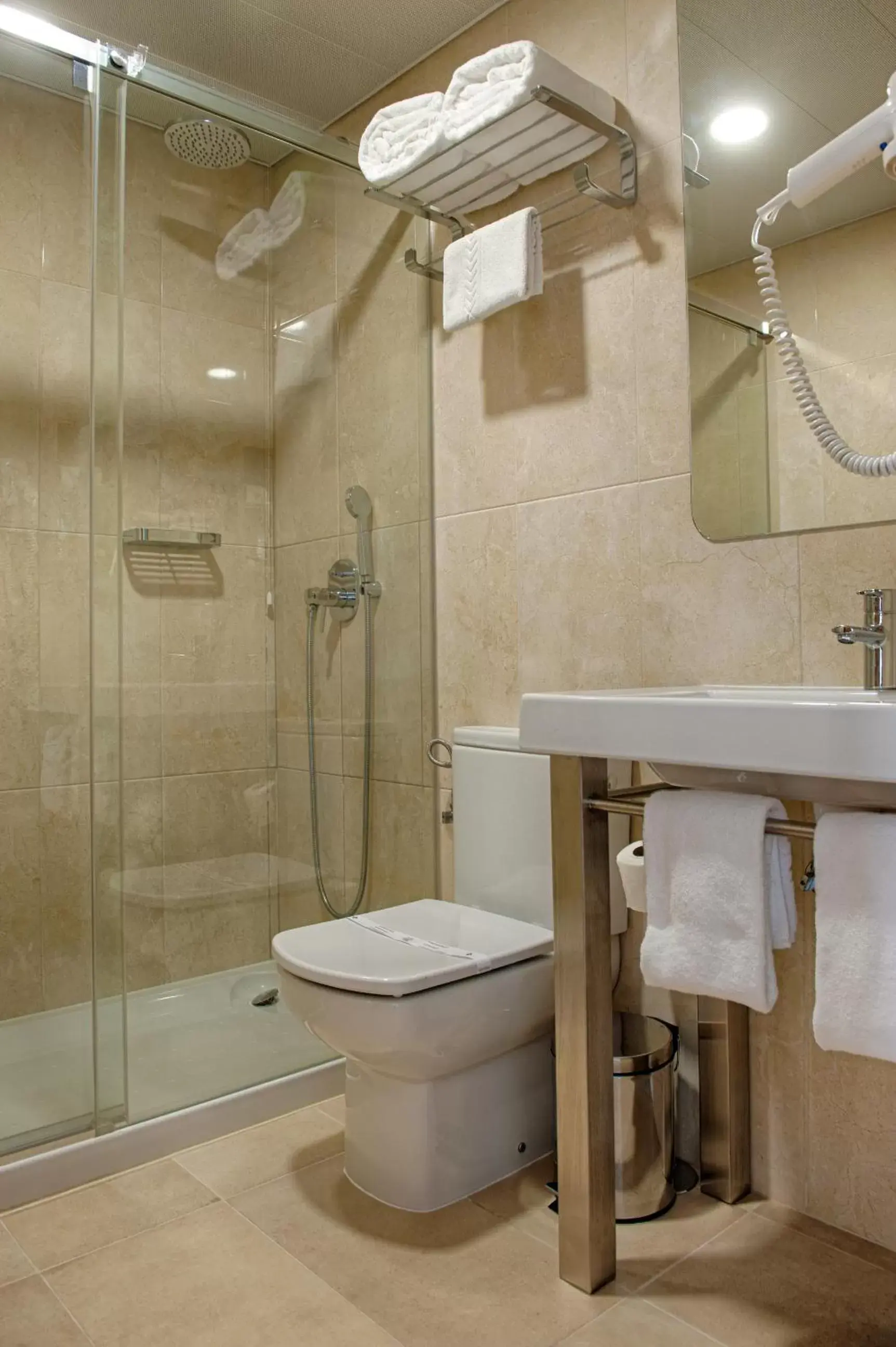 Shower, Bathroom in Hotel Oslo
